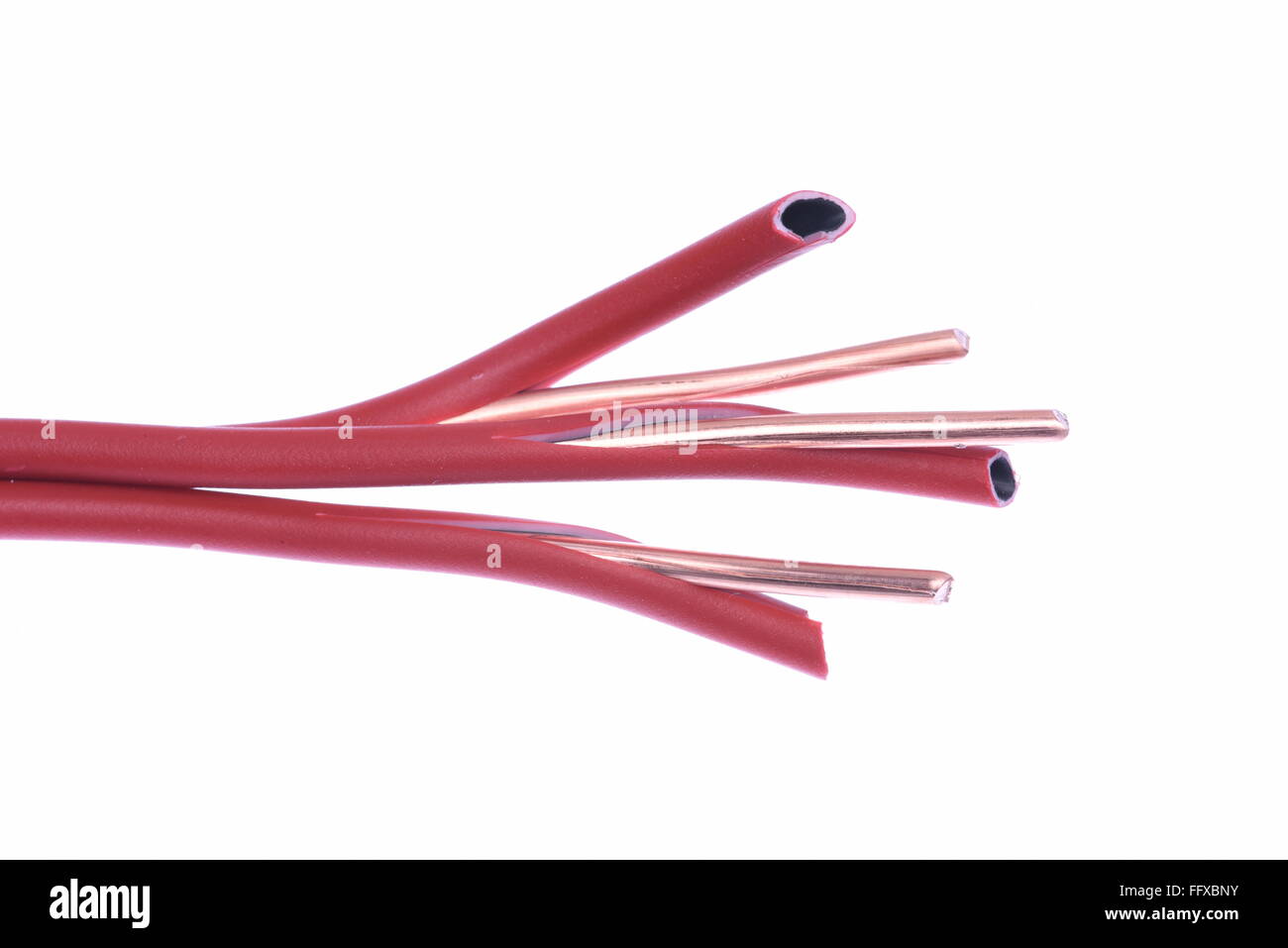 Dénuder le fil électrique rouge ou câble isolé sur fond blanc Banque D'Images