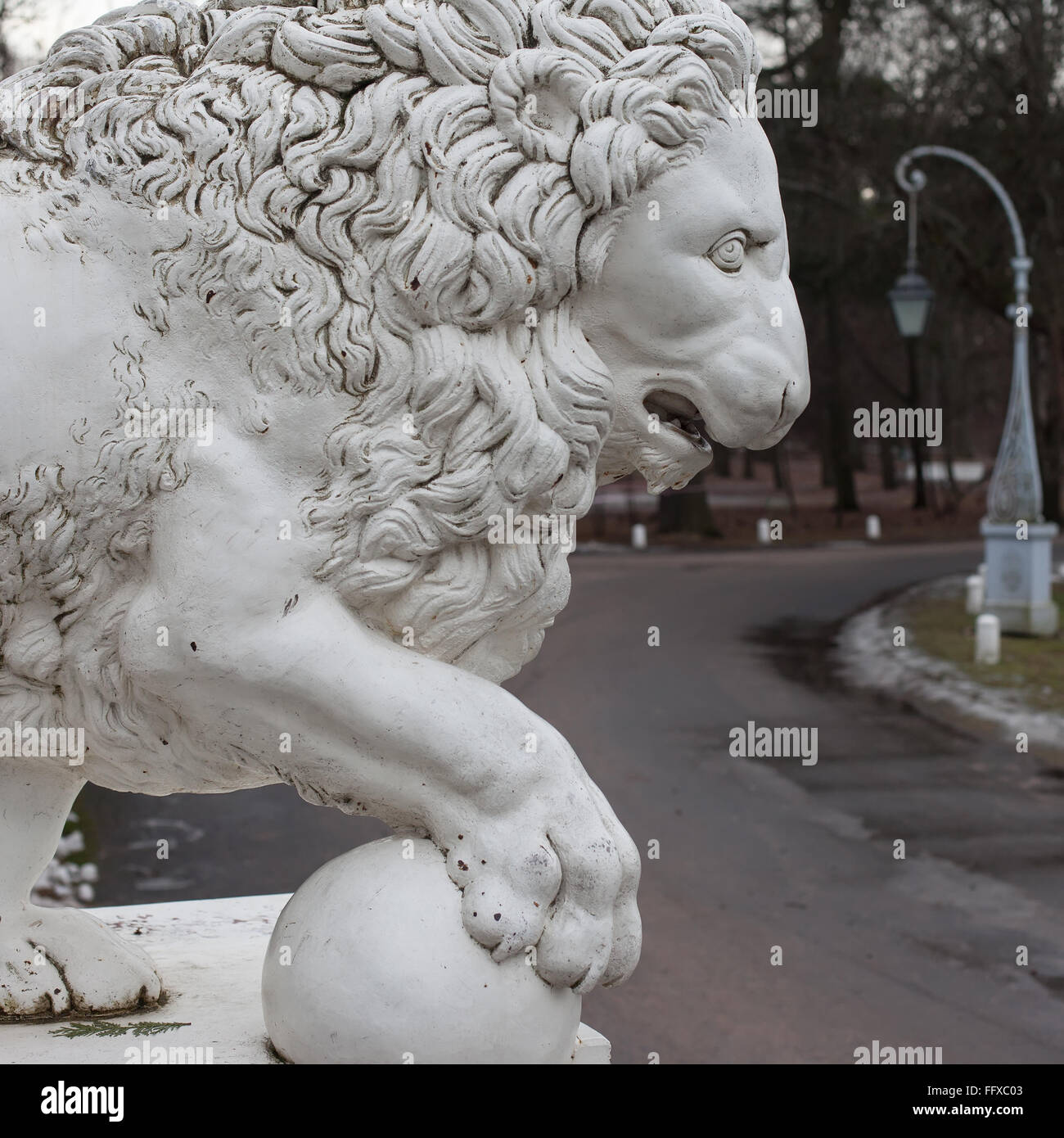 Lion en fonte au Palais Yelagin, Saint-Pétersbourg, Russie Banque D'Images