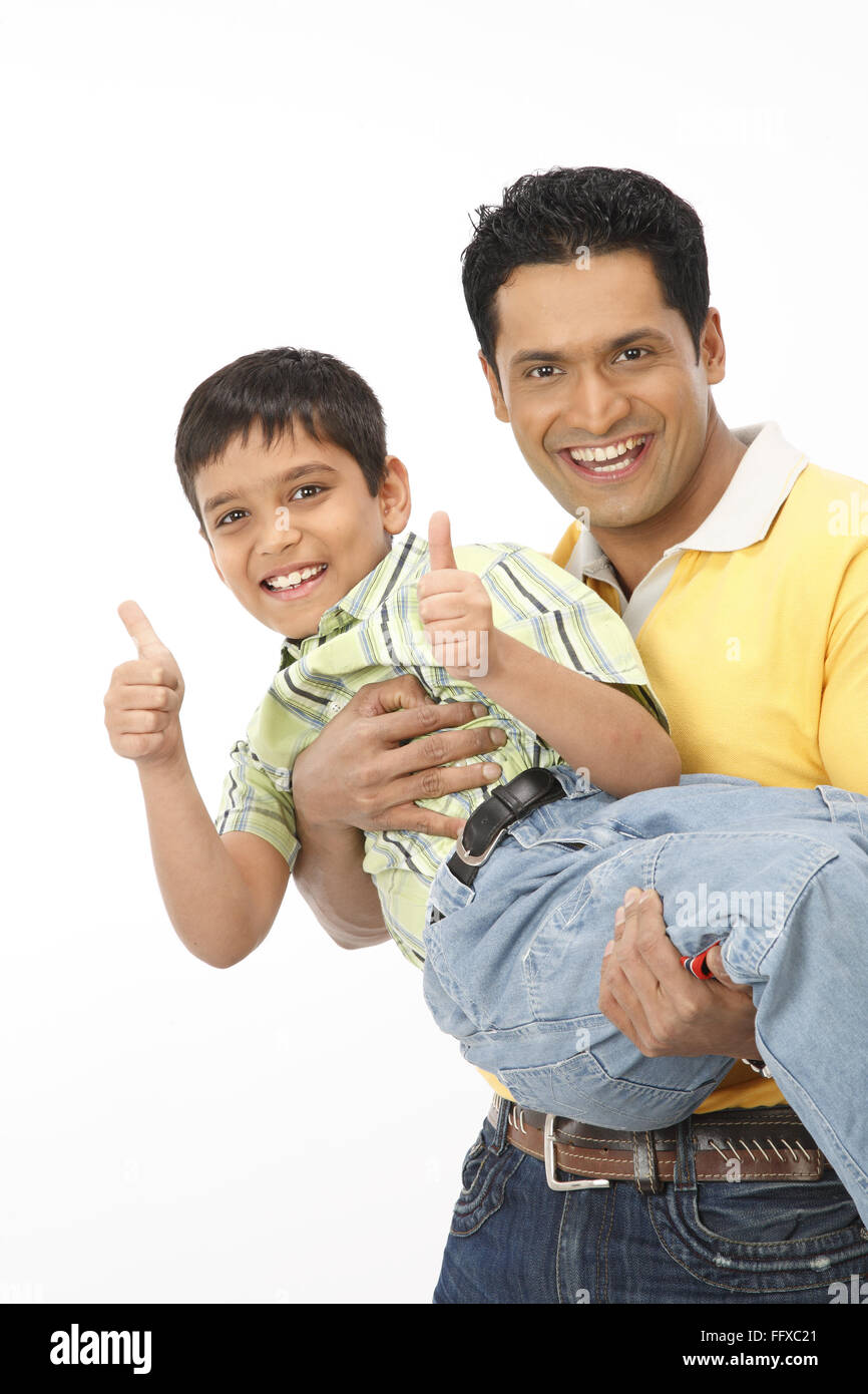 Levage et père fils en montrant du bras de poings avec le pouce ouvert M.# 703N, 703R Banque D'Images