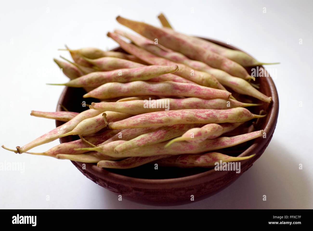 Rajma les haricots dans un bol en bois rond rose foncé et crème gousses légumes légumineuses fresh Banque D'Images