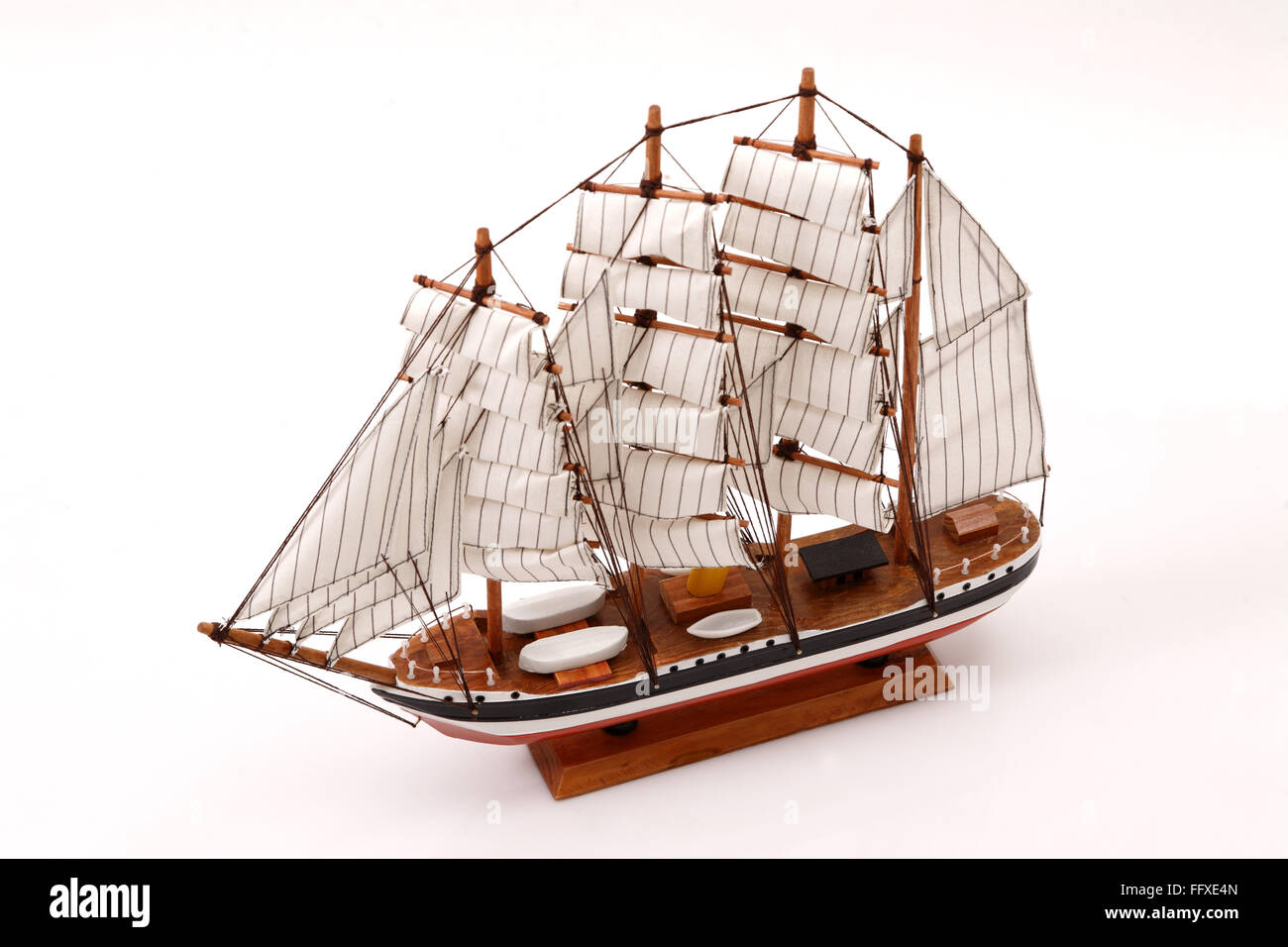 bateau à voile réplique modèle jouet sur fond blanc Banque D'Images