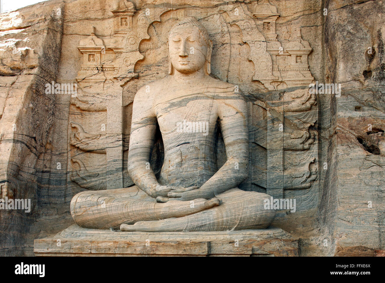 Immense statue de Bouddha dans la posture de méditation , , site du patrimoine mondial de l'ancienne cité de Polonnaruwa, Sri Lanka Banque D'Images