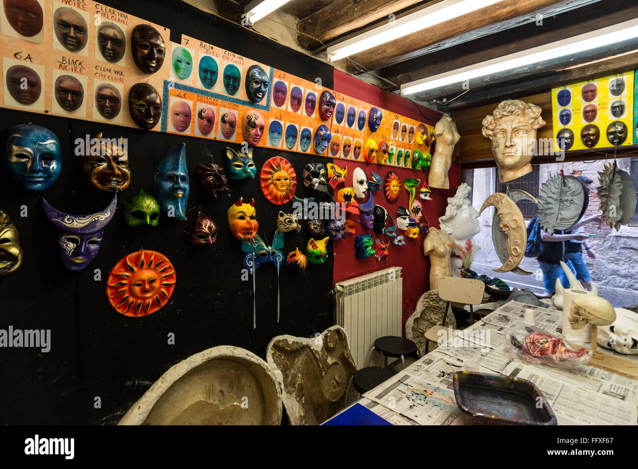 Venise est la seule ville du monde célèbre pour ses masques de théâtre vénitiens et ses masques de mascarade Banque D'Images
