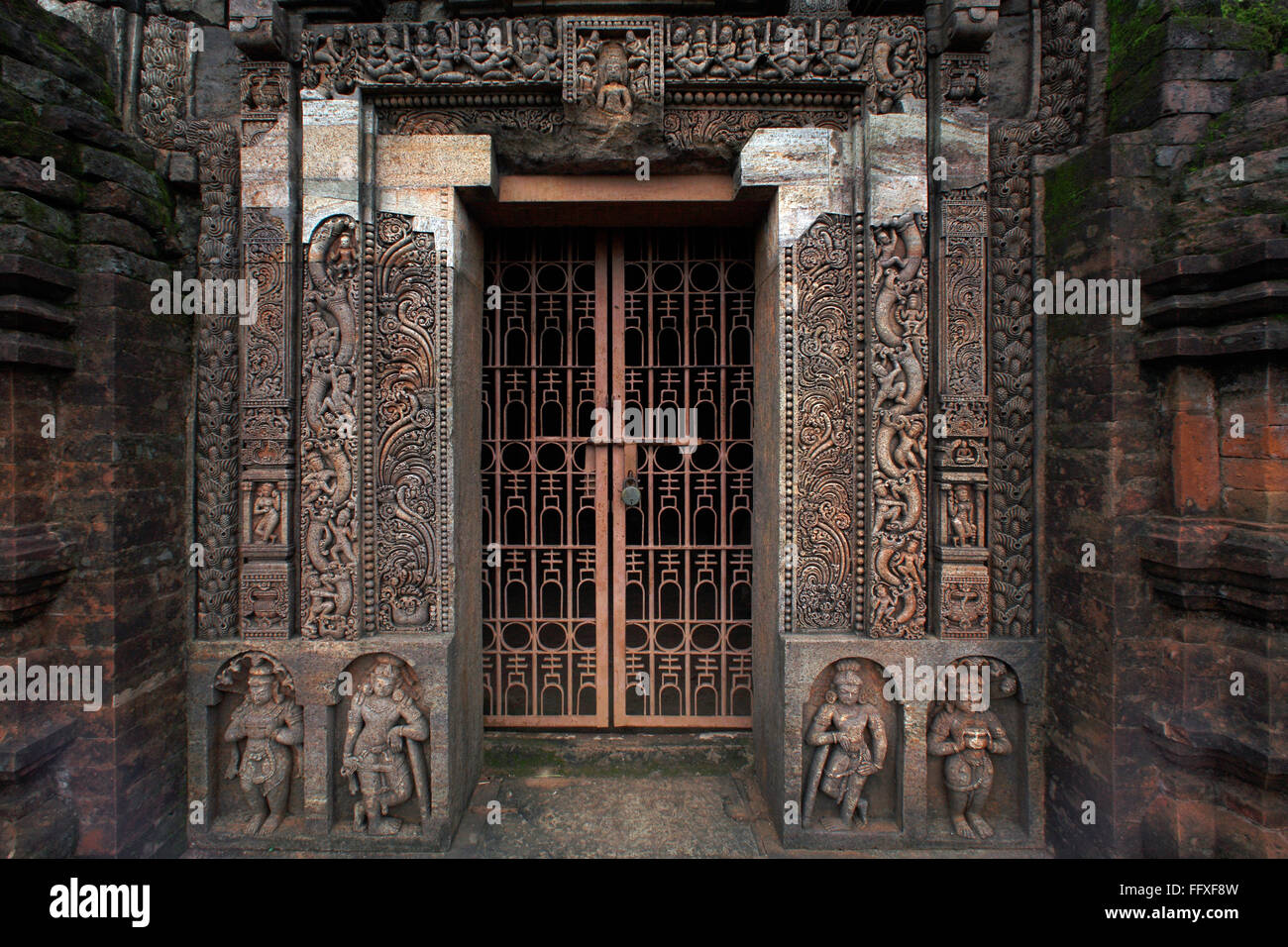 Metal gate avec pilier décoratif site excavé bouddhiste , patrimoine , Inde , Orissa Ratnagiri Banque D'Images