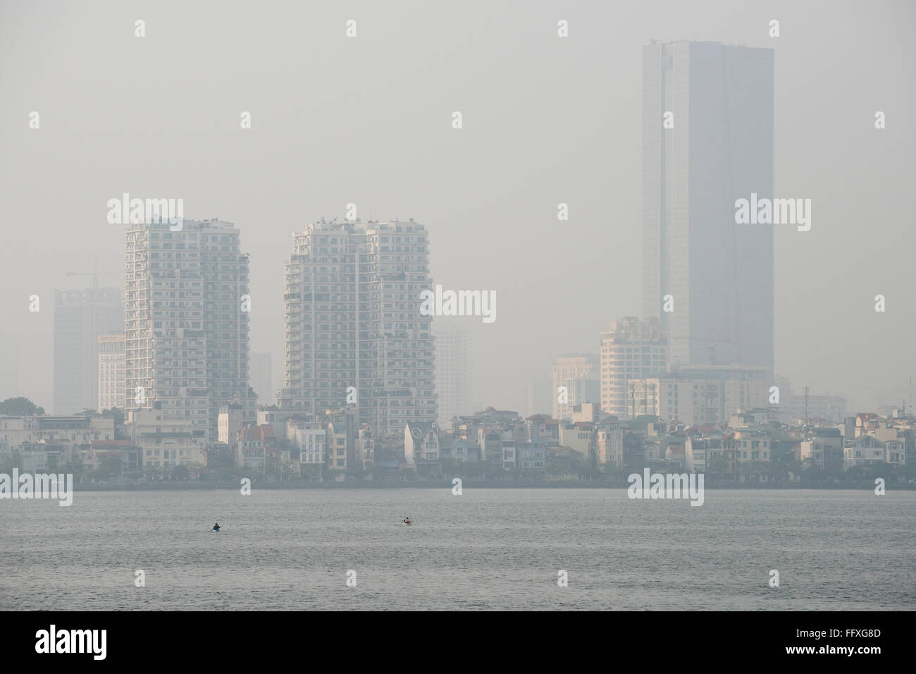 Brume, brouillard ou smog pollution dans un horizon brumeux de Hanoi vue sur Westlake, Vietnam, Janvier Banque D'Images