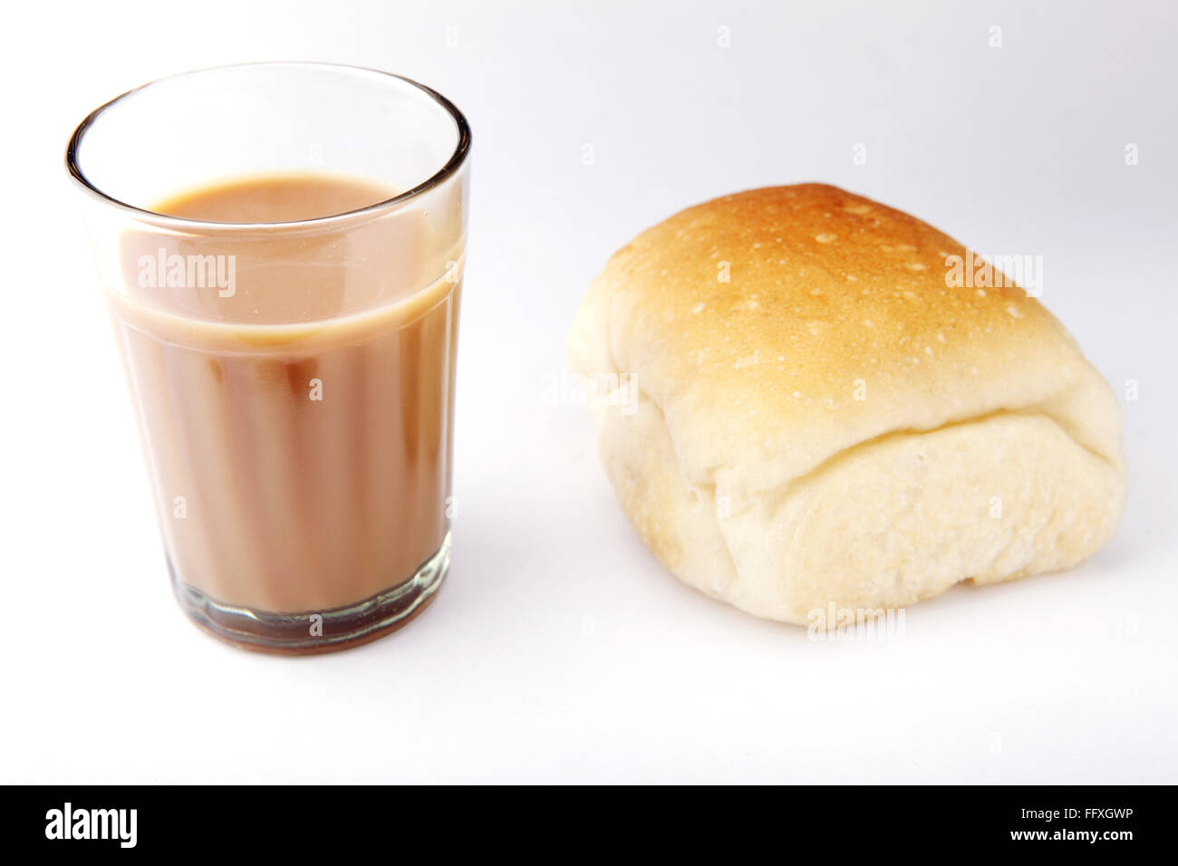 Verre de thé avec du pain l'Inde Banque D'Images