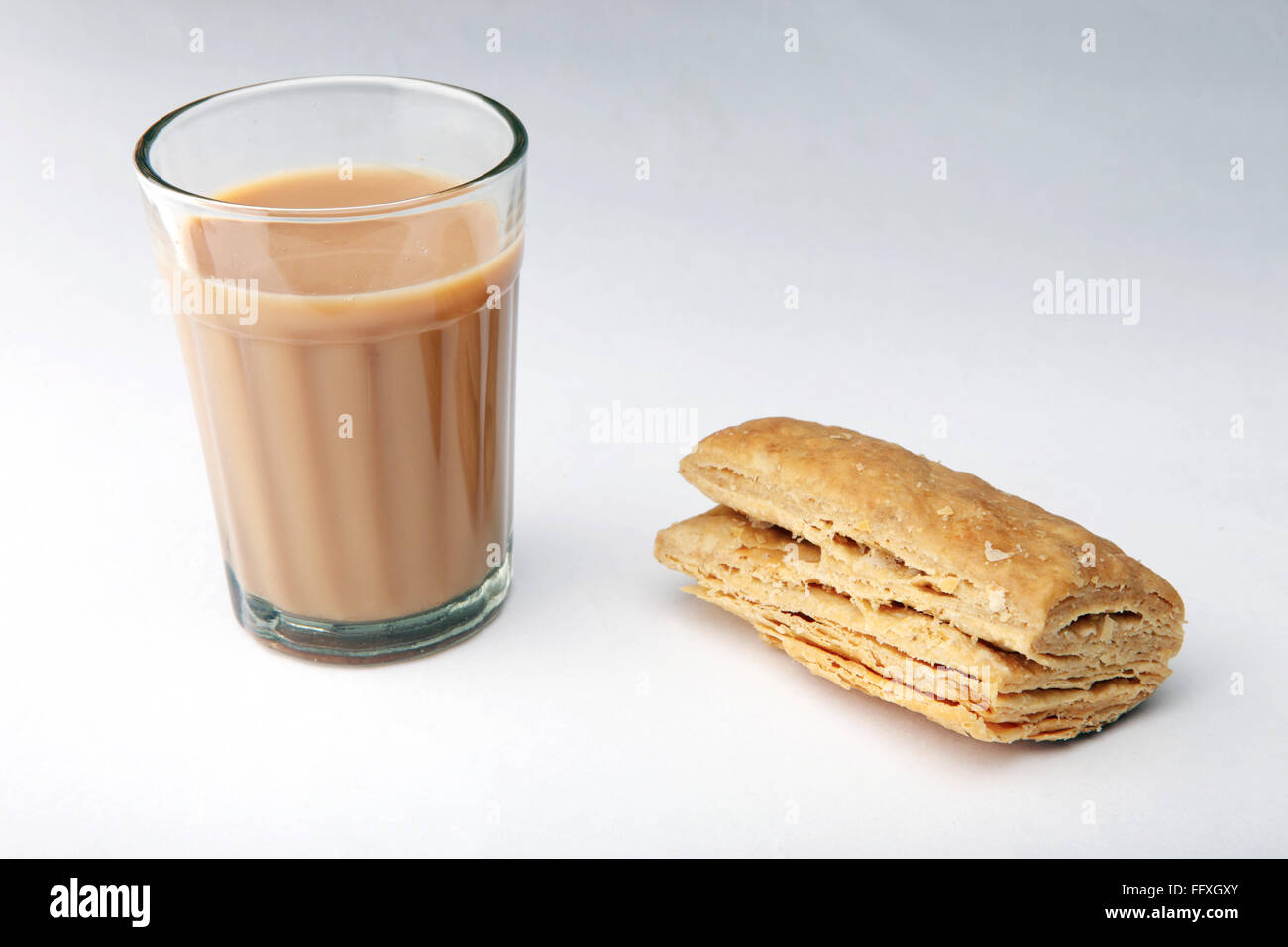 Verre de thé avec des biscuits l'Inde khari Banque D'Images