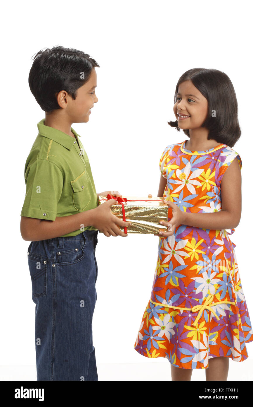 Garçon de dix ans qui présente à huit ans, fille MR n° 703U, 703V Banque D'Images