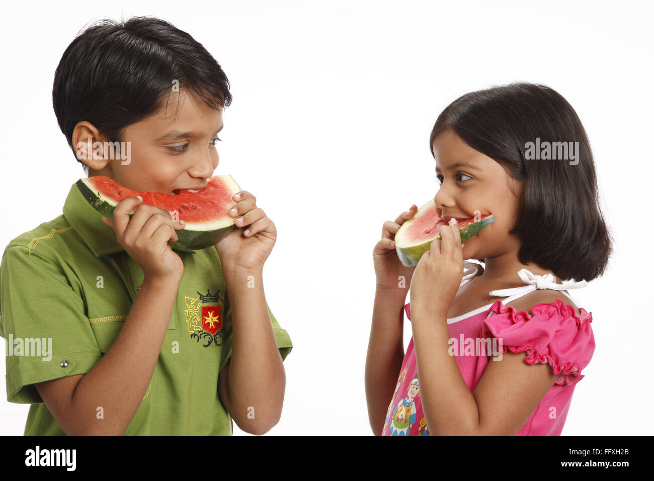 Dix et huit ans, boy and girl holding water melon demi-ronde tranches et prenant bite MR# 703U, 703V Banque D'Images
