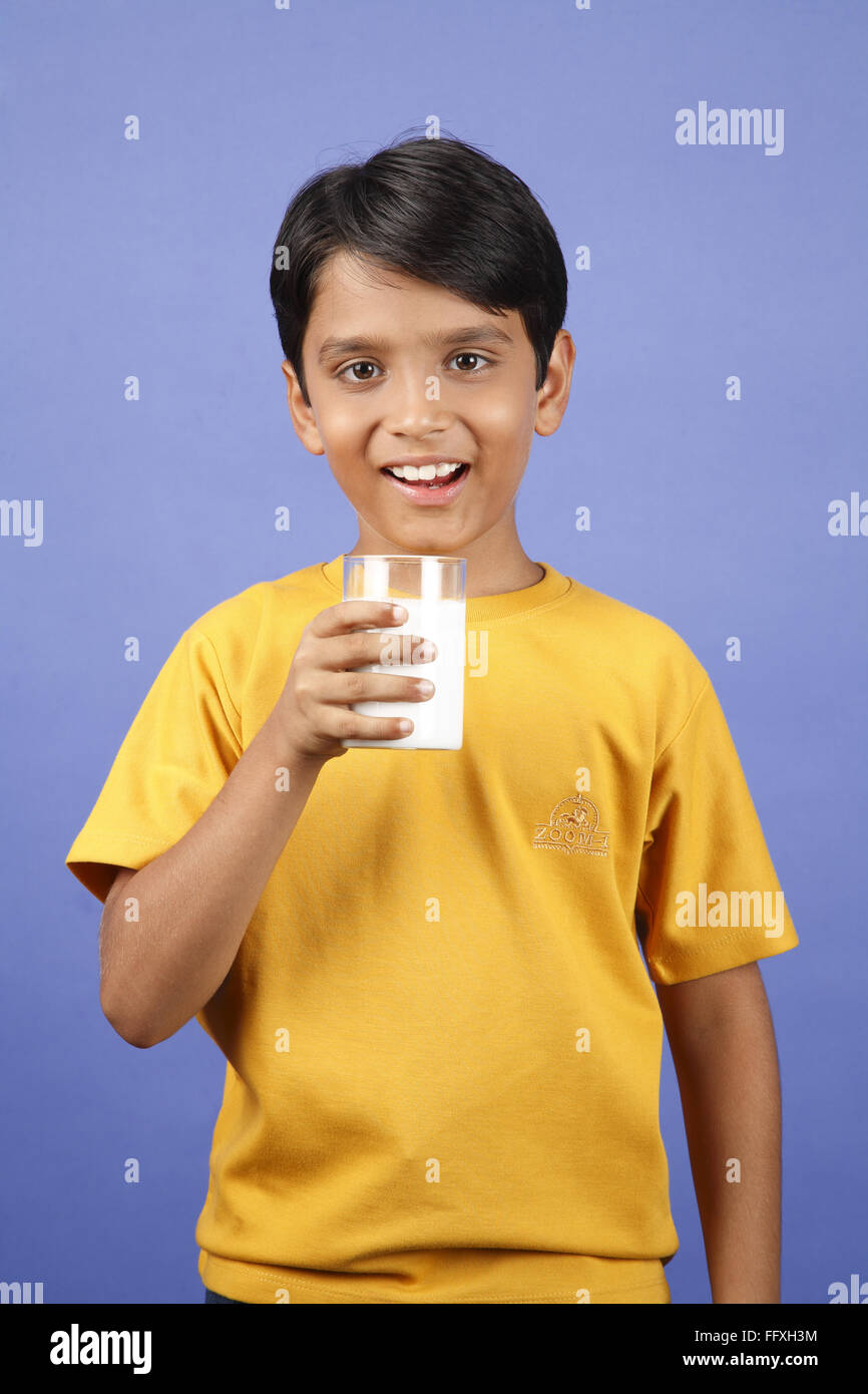 Garçon de dix ans holing verre de lait M.# 703V Banque D'Images