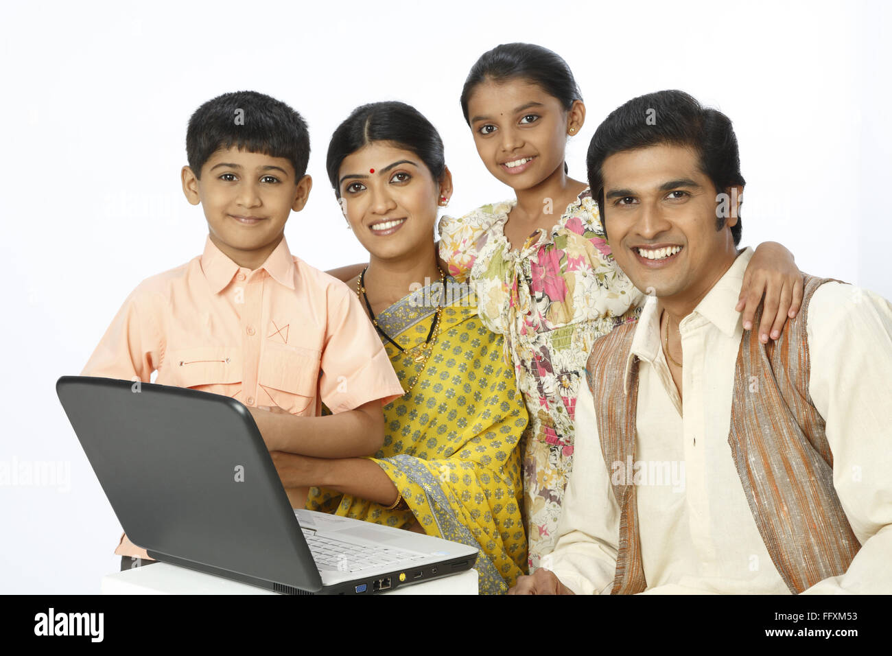 Famille rurale riche avec un ordinateur portable sur le tableau M.# 743A, 743B, 743C, 743D Banque D'Images
