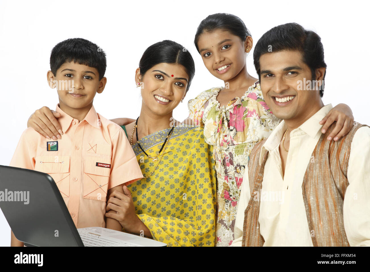 Famille rurale riche avec un ordinateur portable sur le tableau M.# 743A, 743B, 743C, 743D Banque D'Images