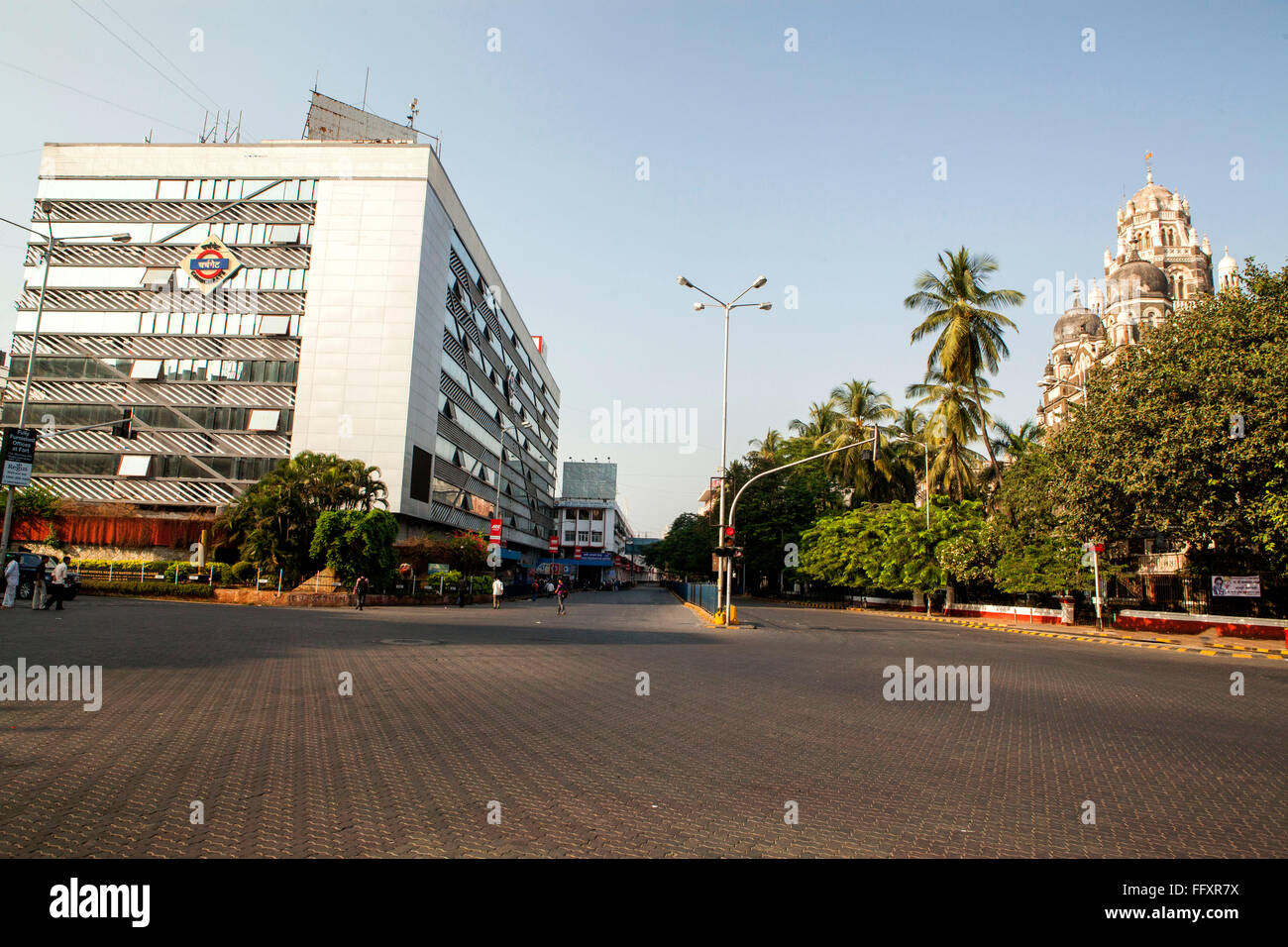 Verrouiller la route vide de la station de Churchgate ; mumbai ; maharashtra ; Inde ; asie Banque D'Images