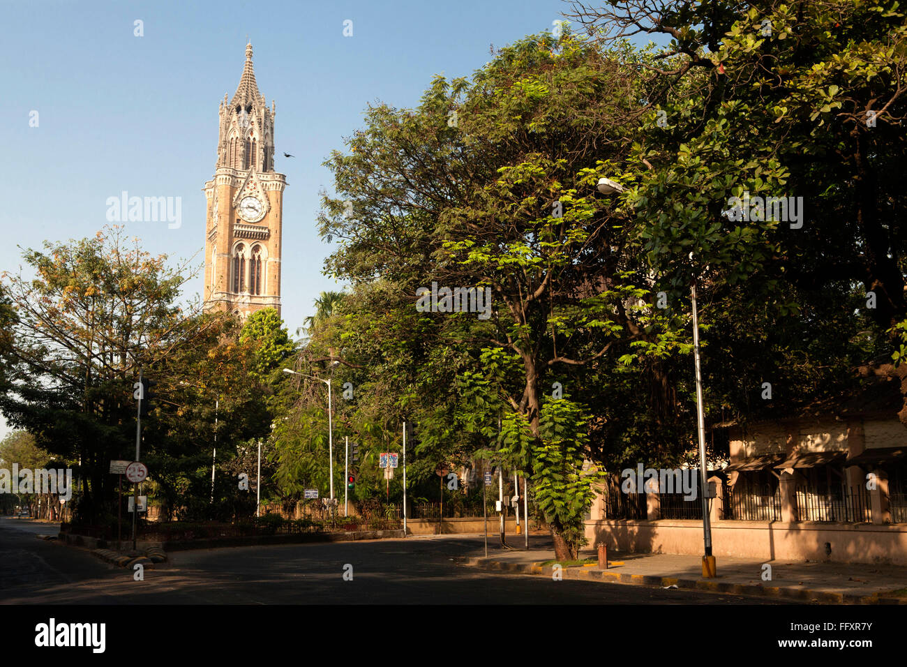 Verrouiller la route vide de la Tour de l'horloge du Rajabai ; mumbai ; maharashtra ; Inde ; asie Banque D'Images