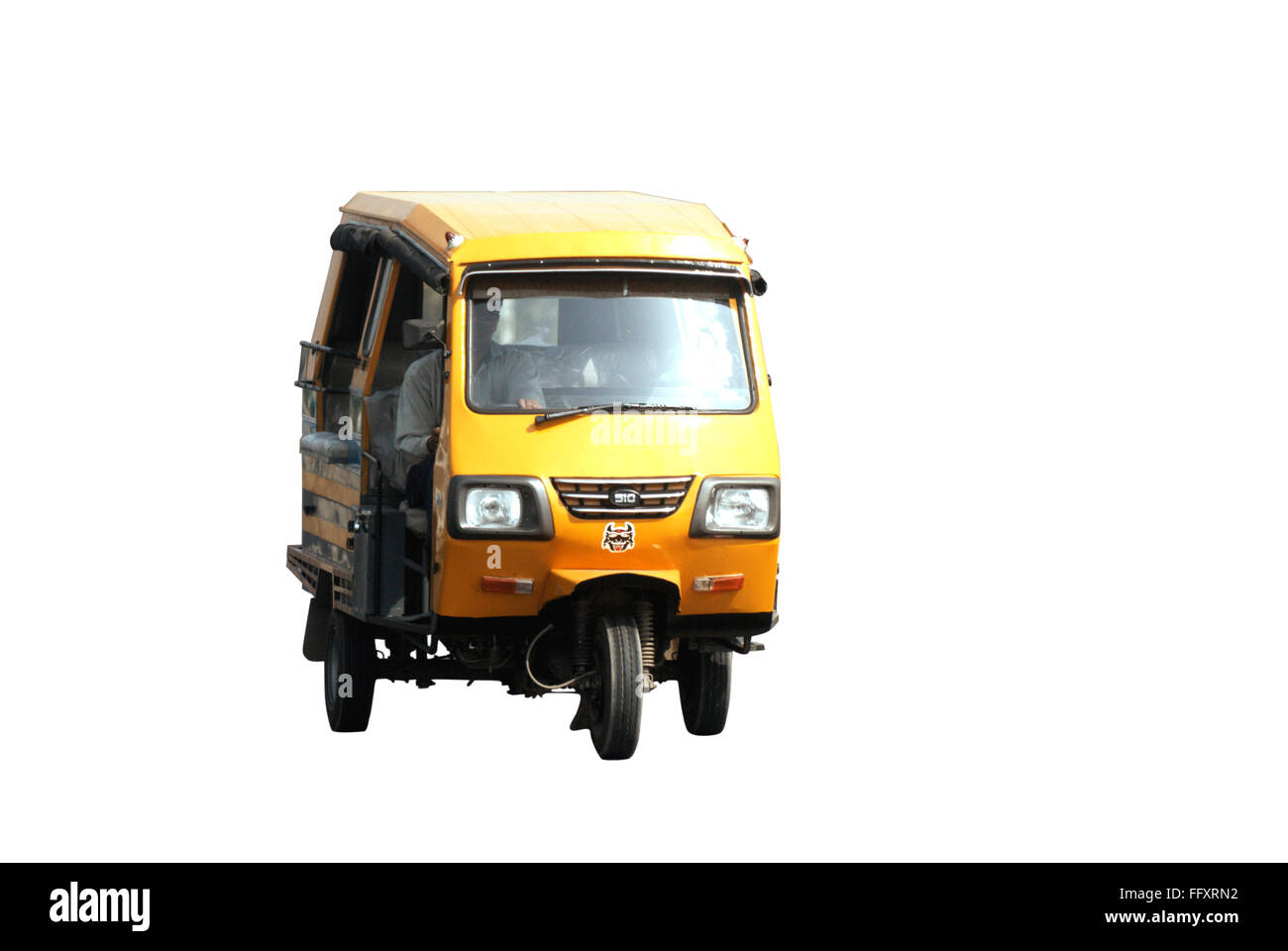 L'homme en taxi pousse-pousse sur fond blanc Banque D'Images