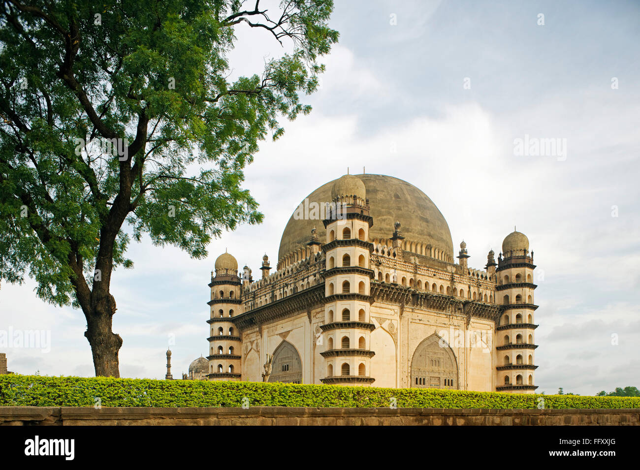 L'architecture islamique Gol Gumbaz construit en 1659 par Mohammed Adil Shah , Bijapur , Karnataka , Inde Banque D'Images