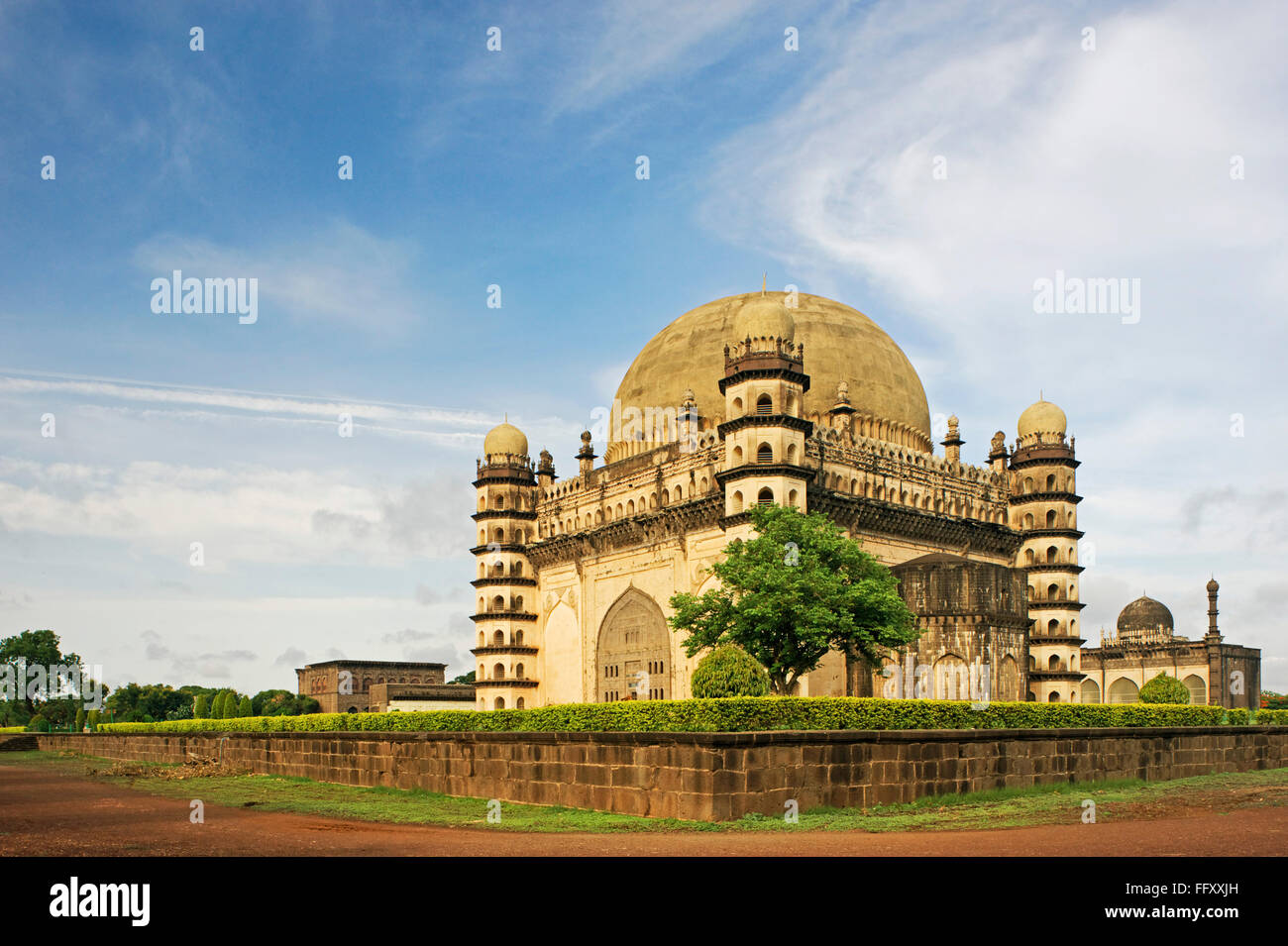 L'architecture islamique Gol Gumbaz construit en 1659 par Mohammed Adil Shah , Bijapur , Karnataka , Inde Banque D'Images