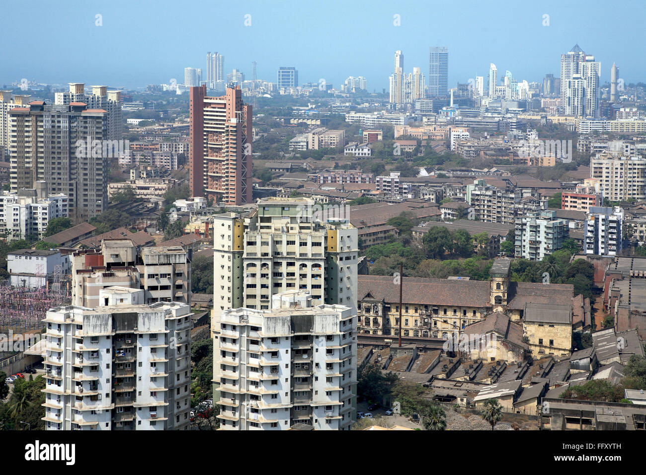 Vue aérienne de la banlieue de Parel avec grande hauteur de différents concepts architecturaux ancien nouveau contexte Bombay Mumbai Maharashtra Banque D'Images
