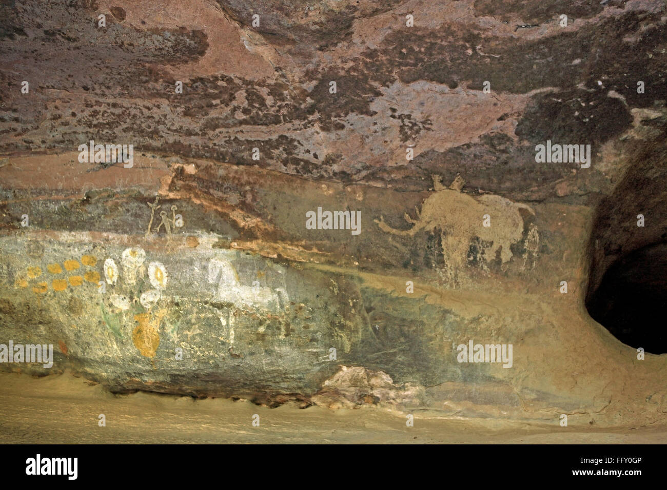 Peintures rupestres montrant l'éléphant et sur les abris sous roche n° 9 dix mille ans à Bhimbetka dans le Madhya Pradesh Bhopal Banque D'Images
