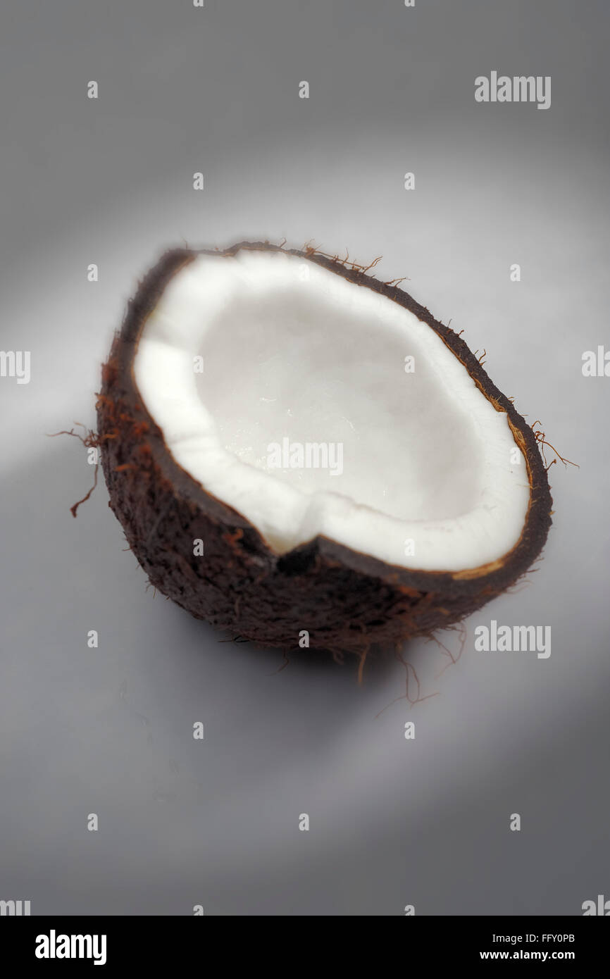 Fruits , coco sur fond blanc Banque D'Images