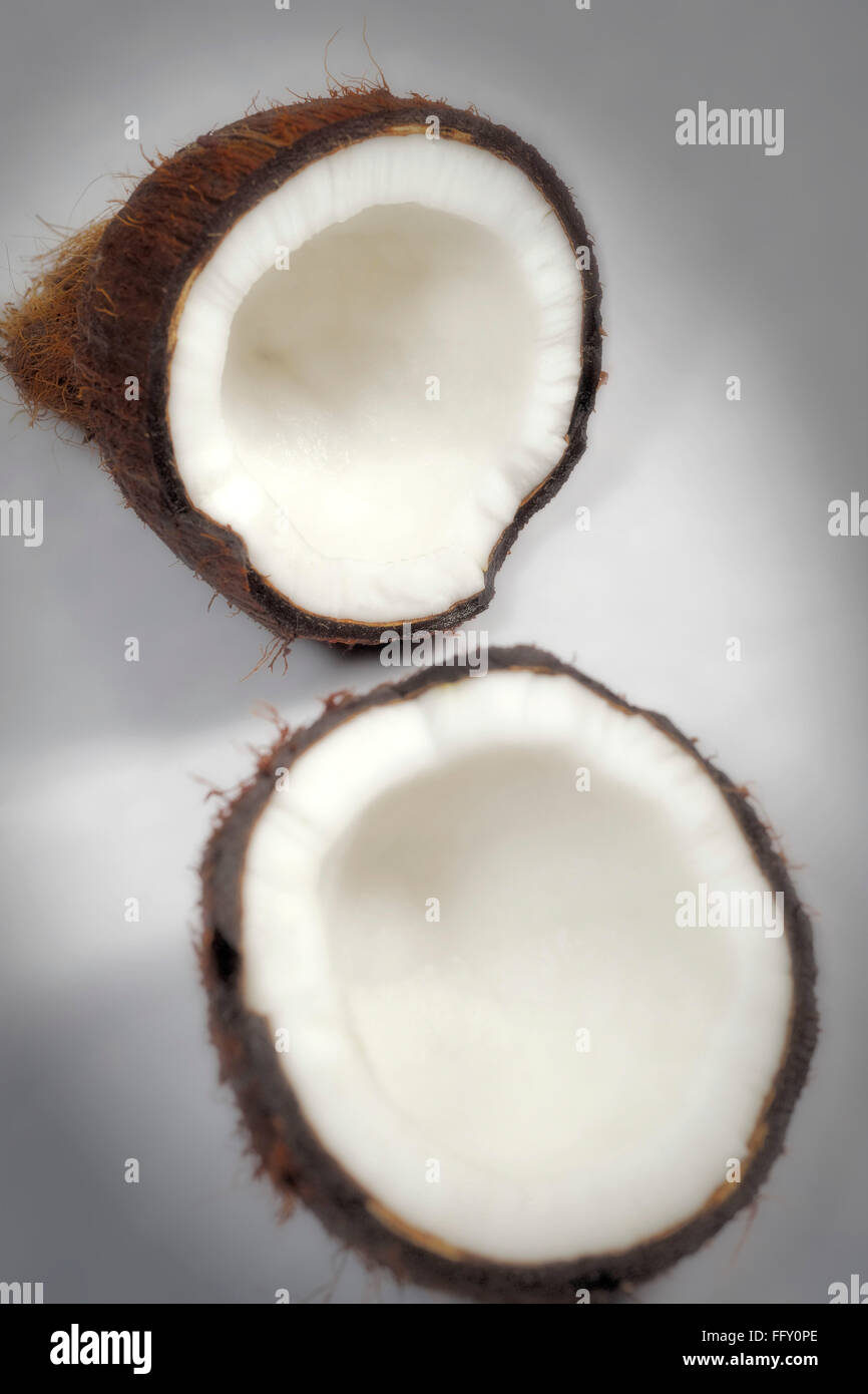 Fruits , coco sur fond blanc Banque D'Images