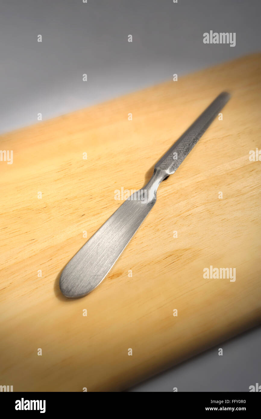Les choses de cuisine , couteau à beurre sur planche de bois Banque D'Images