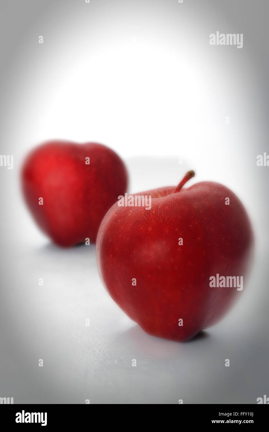 Les choses de cuisine , fruits pommes rouges sur fond blanc Banque D'Images