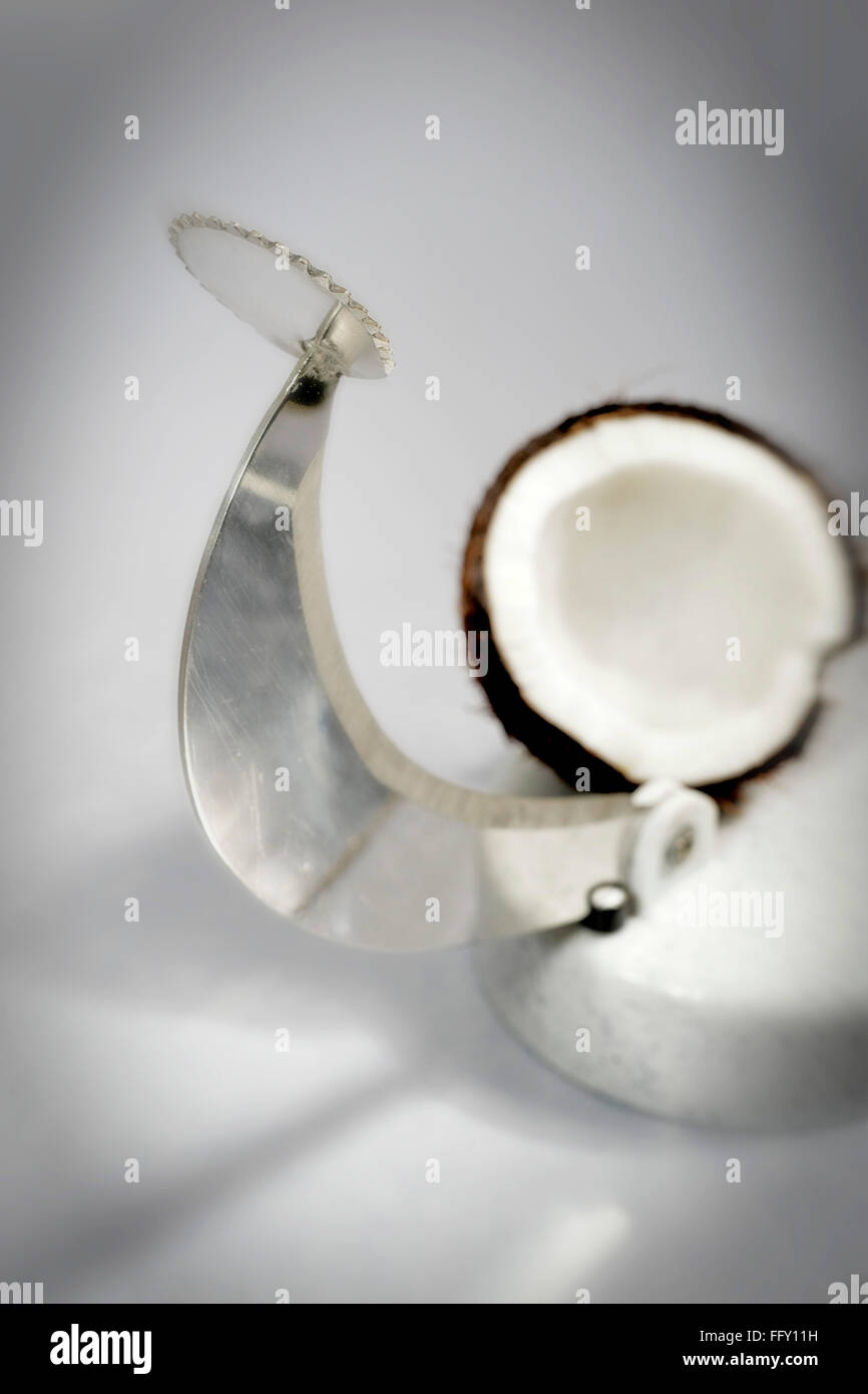 Coupe-légumes cuisine choses , et plus de noix de coco sur fond blanc Banque D'Images