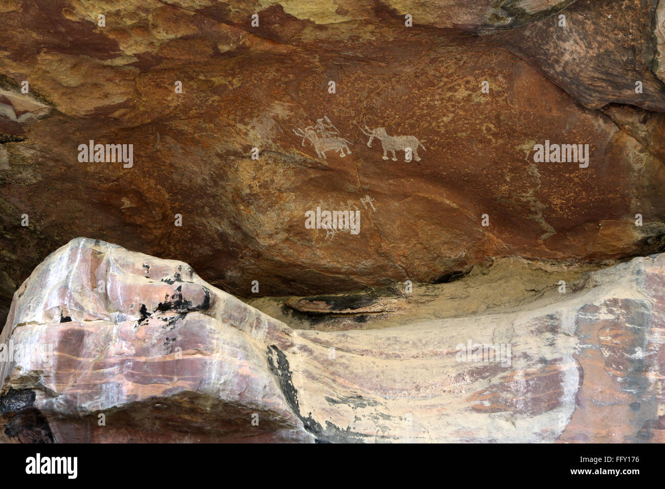 Peintures rupestres montrant les animaux sur abris sous roche n° 3 dix mille ans à Bhimbetka près de Bhopal, Madhya Pradesh Banque D'Images