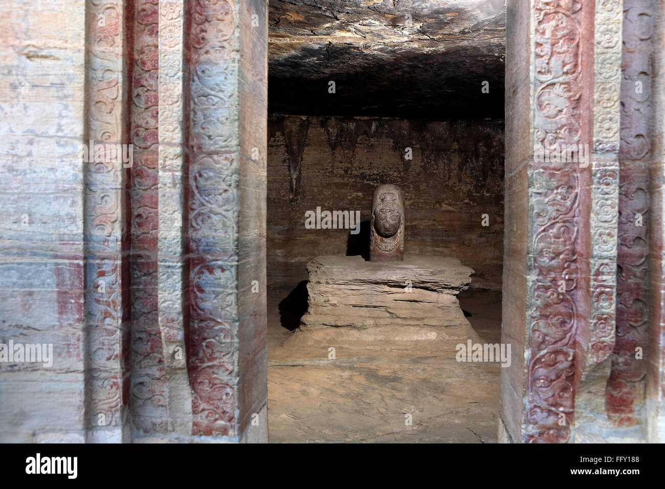 Couper en grotte sanctuaires gupta vidish grès montrant tête en pierre reposant sur le temple de la plate-forme Udaygiri le Madhya Pradesh Bhopal Banque D'Images