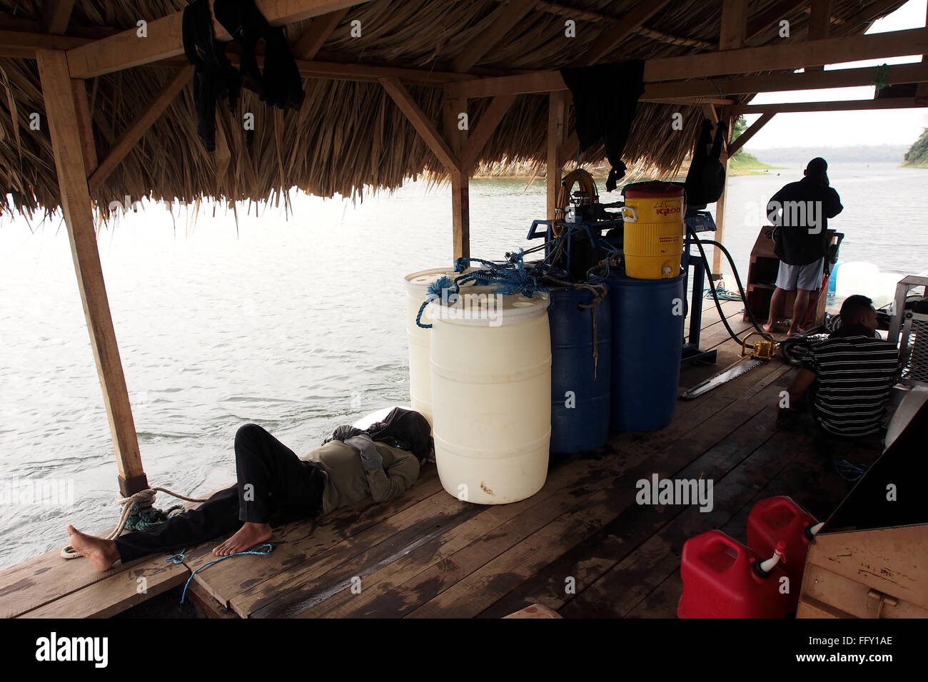 L'exploitation forestière sous-marine en Lago Bayano, Panama - un homme dort pendant le voyage entre deux arbres, entre de plongées. Banque D'Images