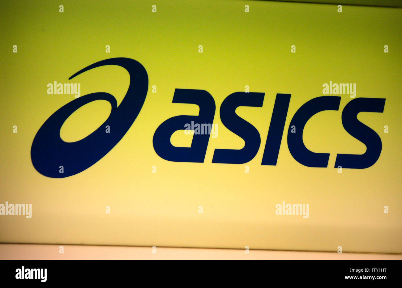 chaussure asics logo
