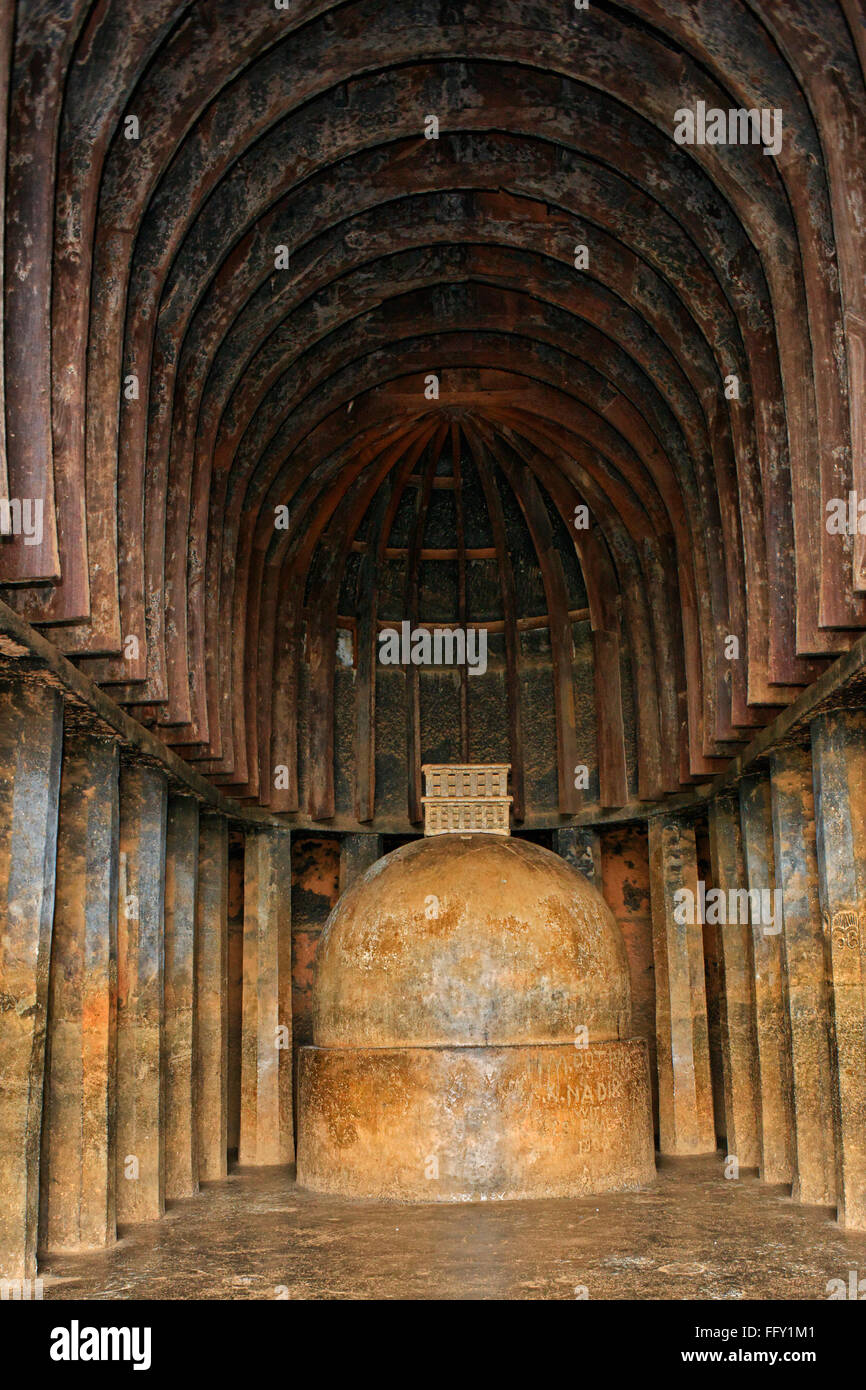 Piliers et stupa bouddhiste dans les grottes de Bhaja au 2ème siècle avant J.-C. . , , Maharashtra , Inde Banque D'Images