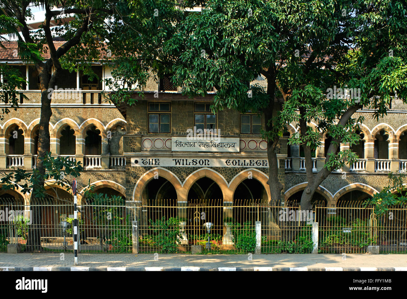 Wilson College , ancien bâtiment gothique ; Girgaum ; Chowpatty , Bombay ; Mumbai , Maharashtra , Inde ; Asie Banque D'Images