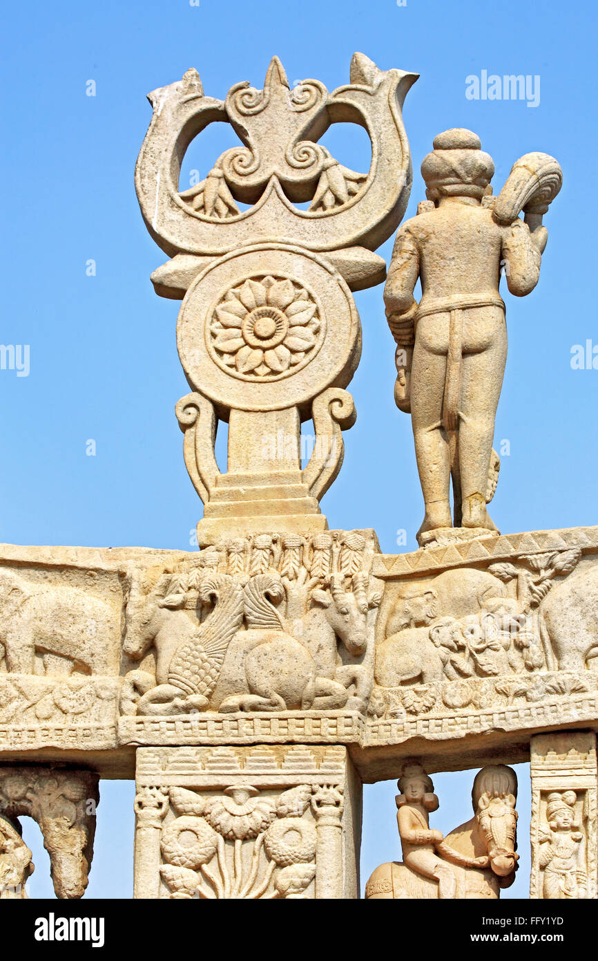 North gateway de stupa 1 Vue de dessus avec le pilier de l'Est , Sanchi , Bhopal , Madhya Pradesh, Inde Banque D'Images
