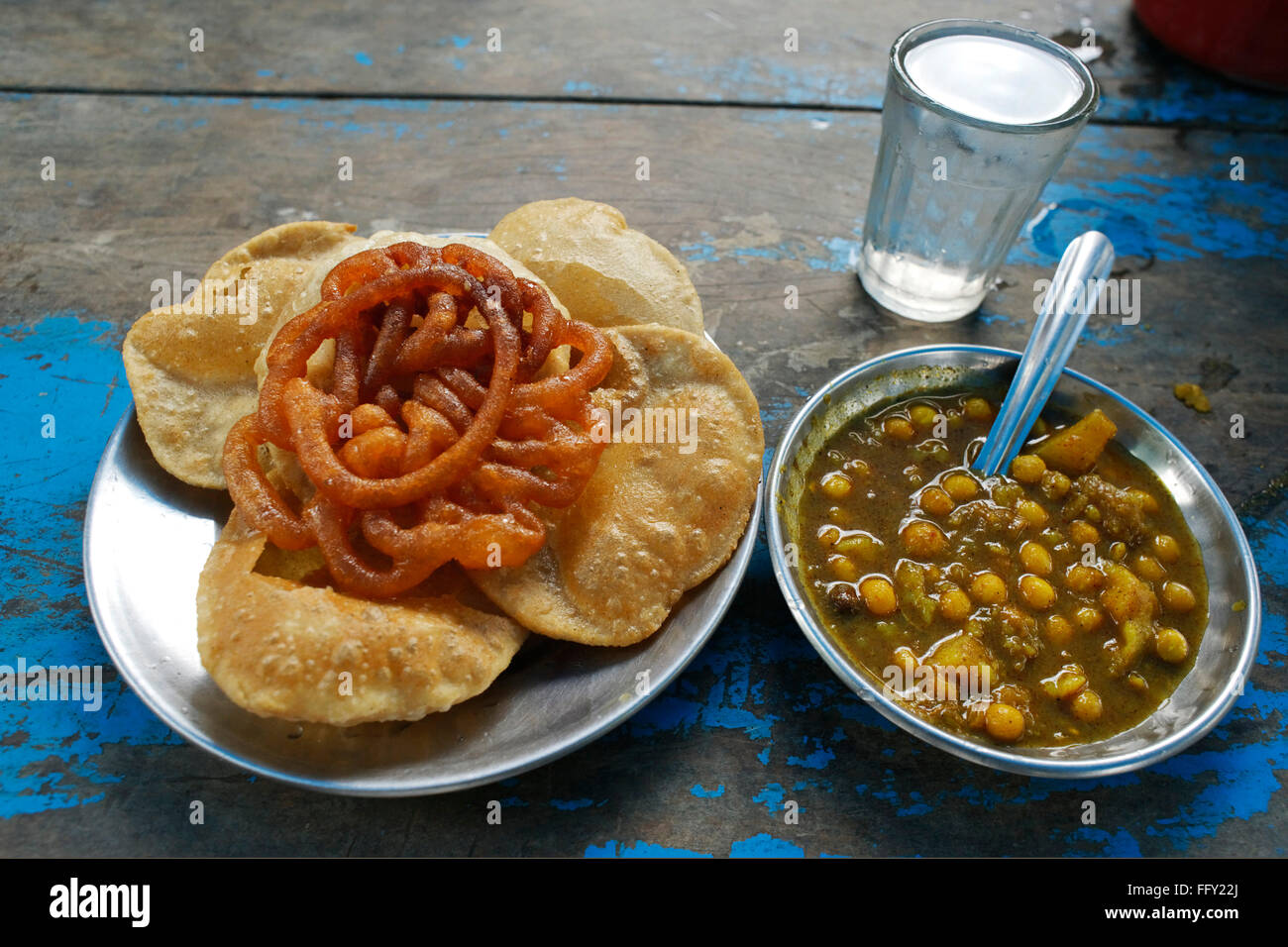 Un bel été ? - Page 12 Petit-dejeuner-jalebi-chholey-soupe-epaisse-de-pois-chiches-puri-dhaba-en-bordure-de-chemin-a-ramagrama-nepal-lumbini-ffy22j