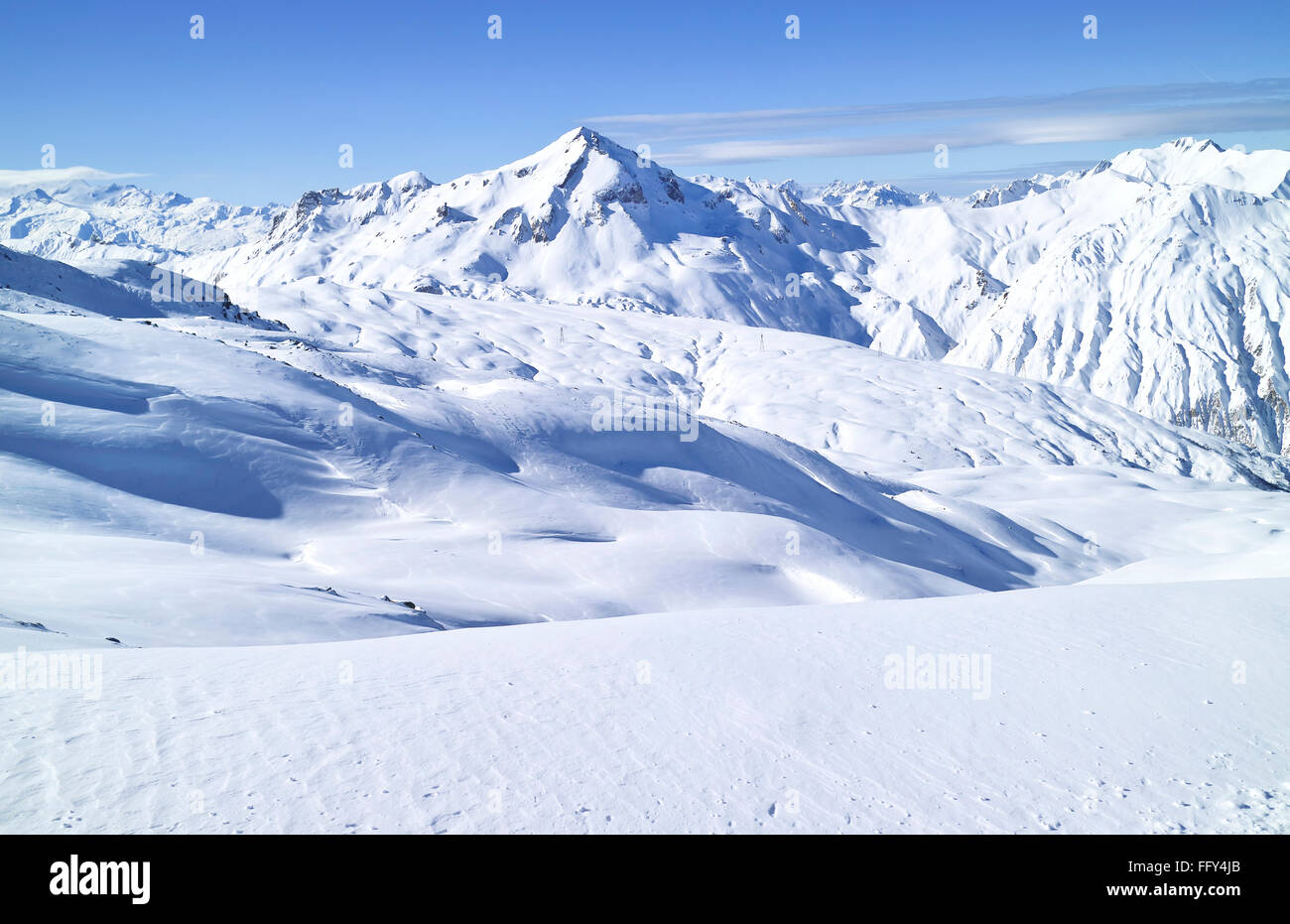 Panorama de montagnes escarpées d'hiver avec des sommets enneigés et des vallées, Alpes Banque D'Images