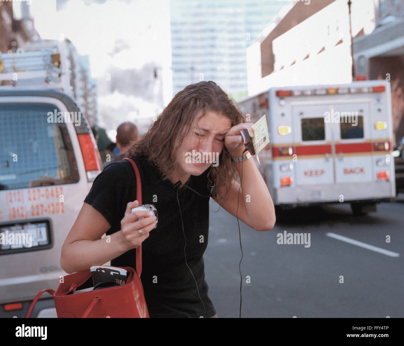 NEW YORK : le 11 septembre. /NA jeune femme pleurer dans Lower Manhattan, après les attaques terroristes du 11 septembre 2001. Photographie par Don Halasy. Banque D'Images