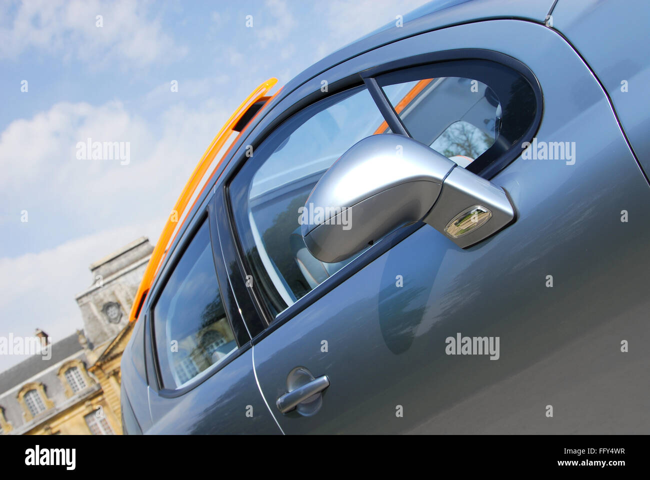 2007 Peugeot 207 SW Outdoor Concept car, vue arrière miroir de porte Banque D'Images