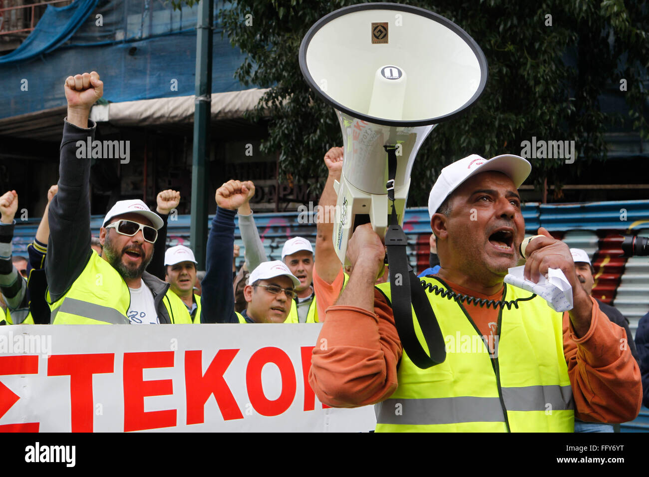 Athènes, Grèce. Feb 17, 2016. Les quais chantent des slogans contre  l'austérité comme ils portent une bannière qui se lit ''nous résister'' au  cours d'une manifestation dans le centre d'Athènes. Les dockers