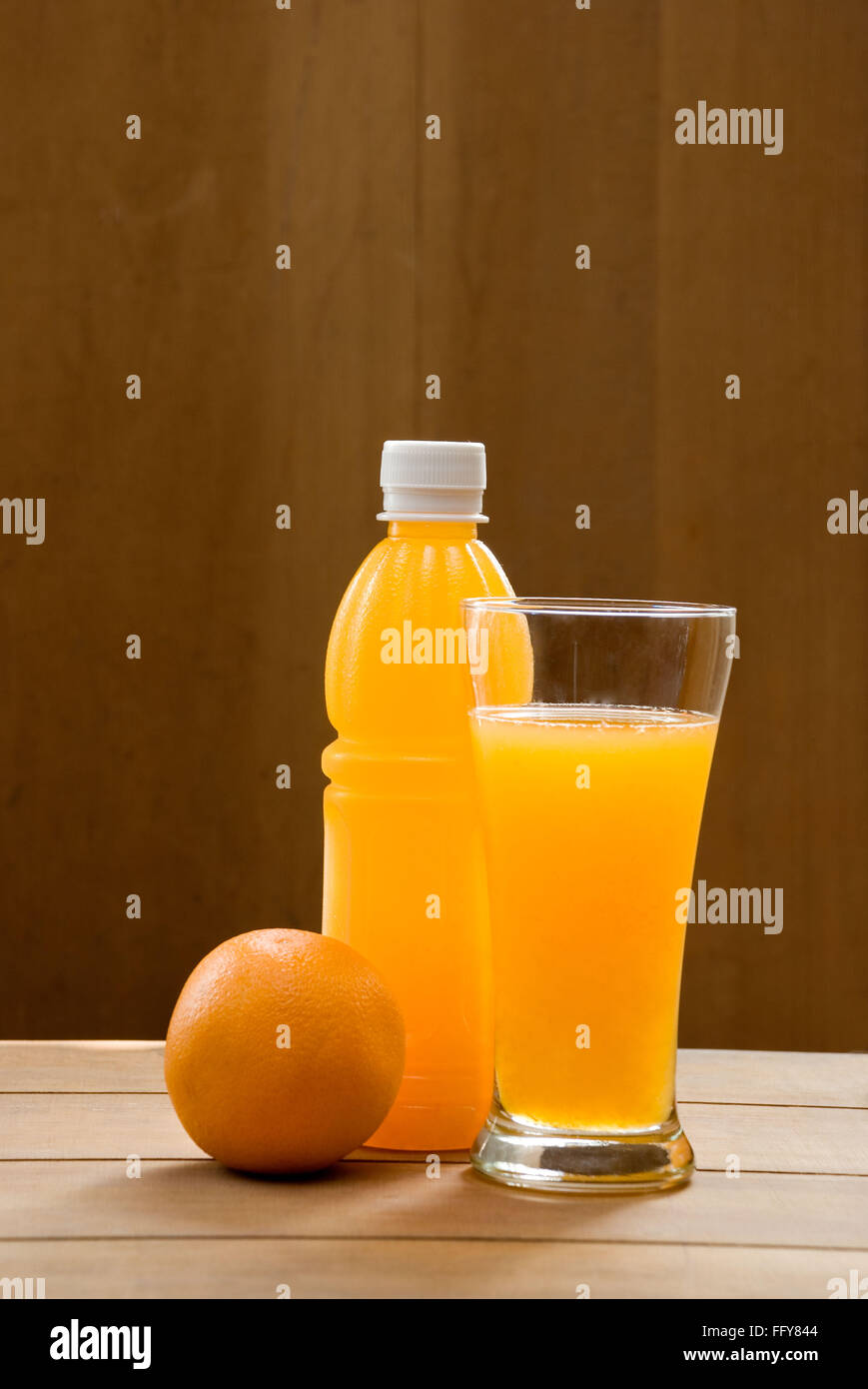 Verre, l'un orange peel fruit avec jus en bouteille et verre Banque D'Images