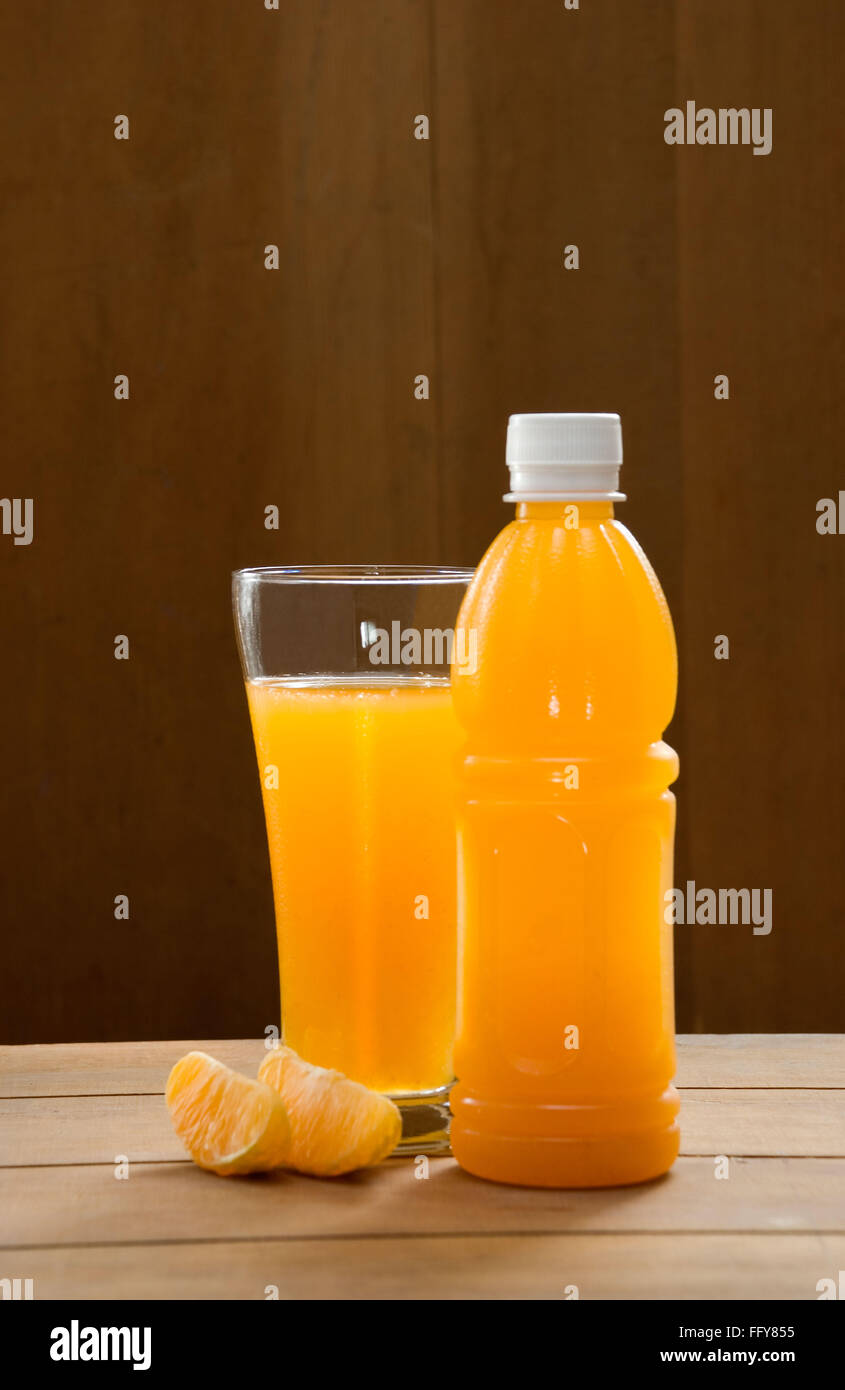Verre, l'un orange peel fruit avec jus en bouteille et verre Banque D'Images