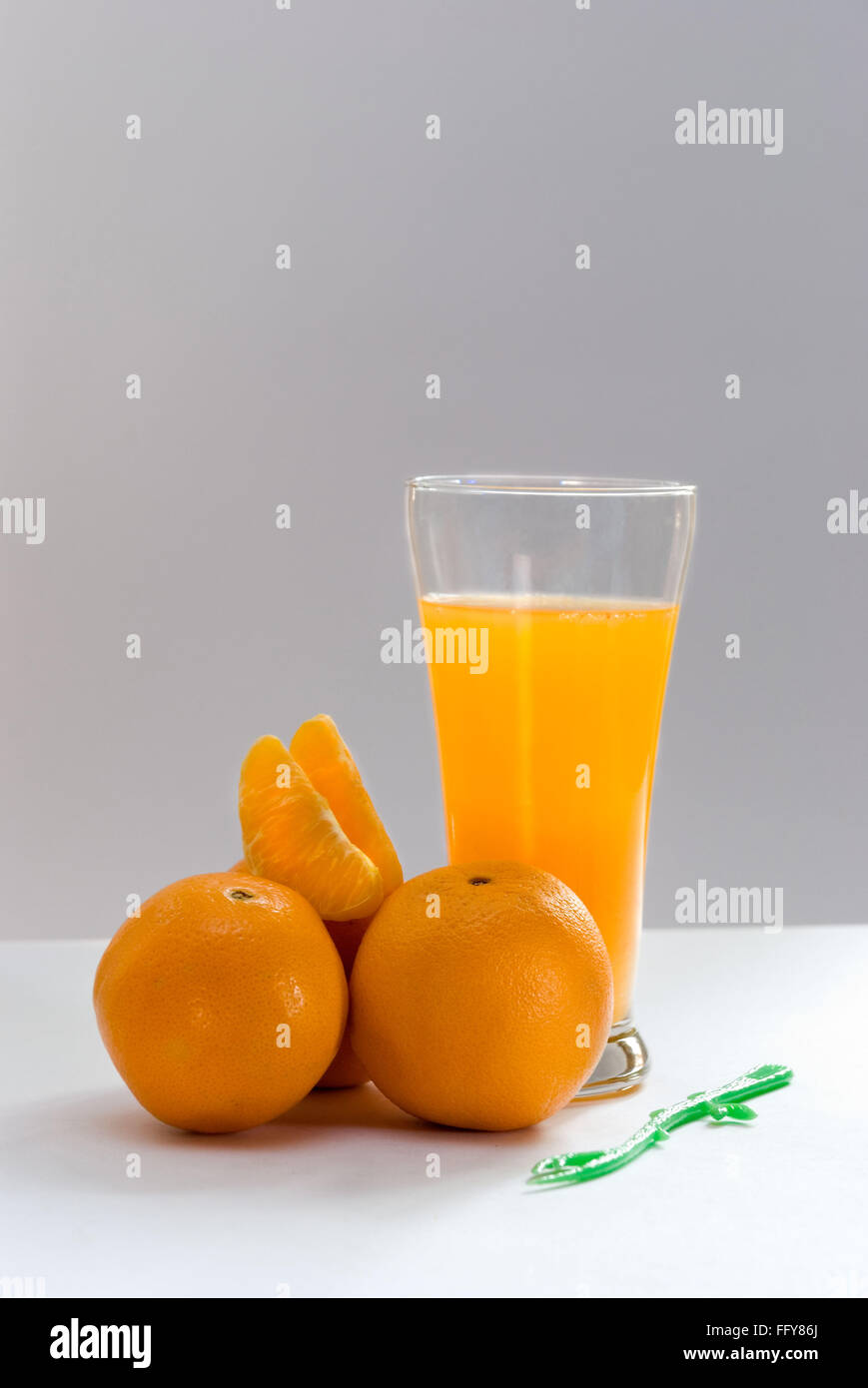 Boire , deux fruits orange peel avec jus en bouteille et verre Banque D'Images