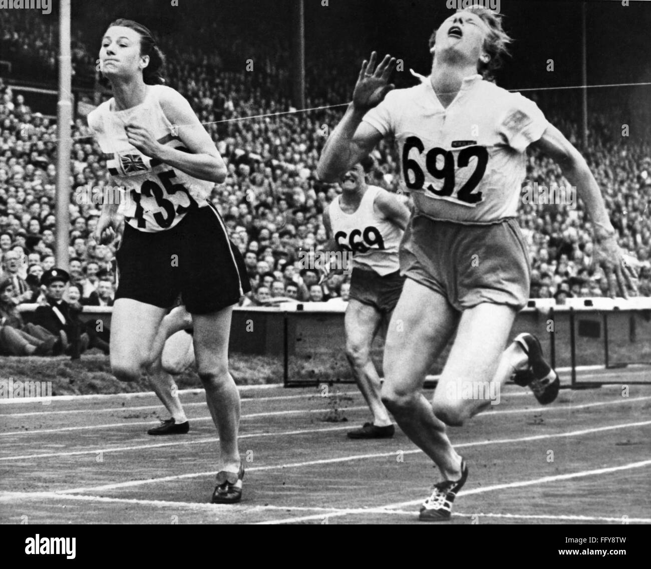 Jeux Olympiques De Paris 2024 Les Porteurs De La Torche Tiennent La Olympique Main 946657 22065