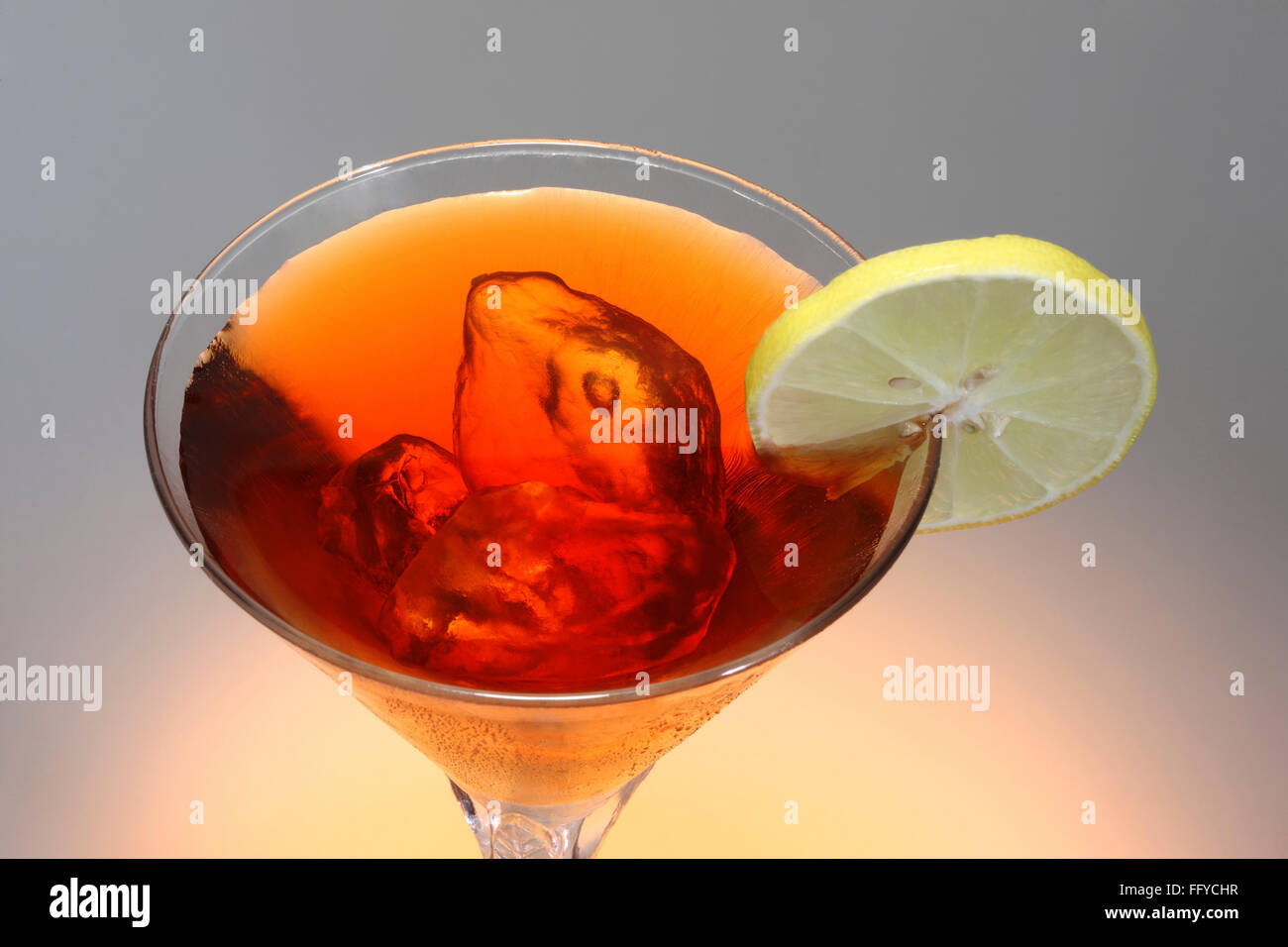 Boissons alcoolisées ; un verre de vin de glace avec de l'alcool et de lime slice on white background Banque D'Images
