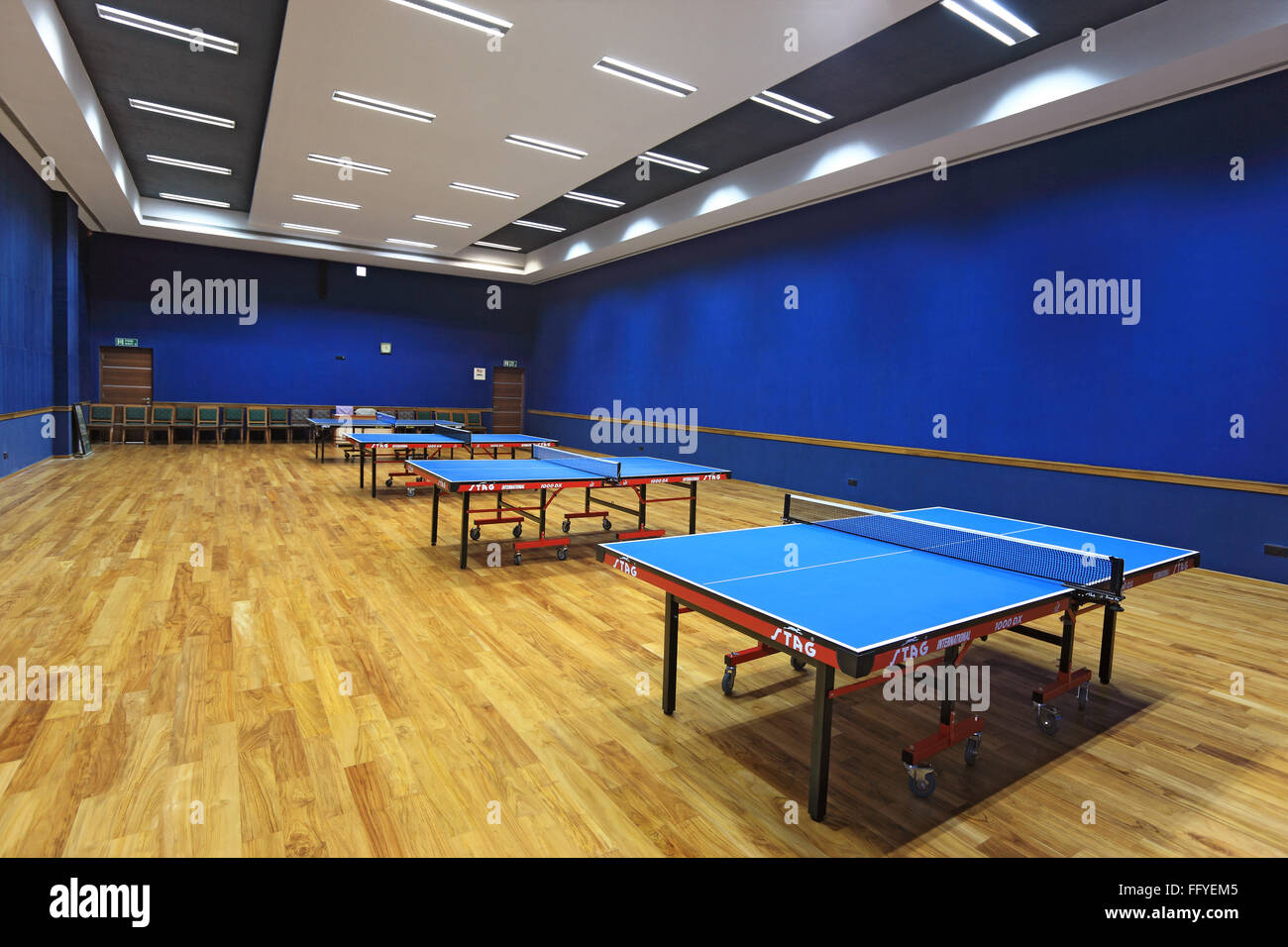 Tables de ping-pong, hall vide Banque D'Images