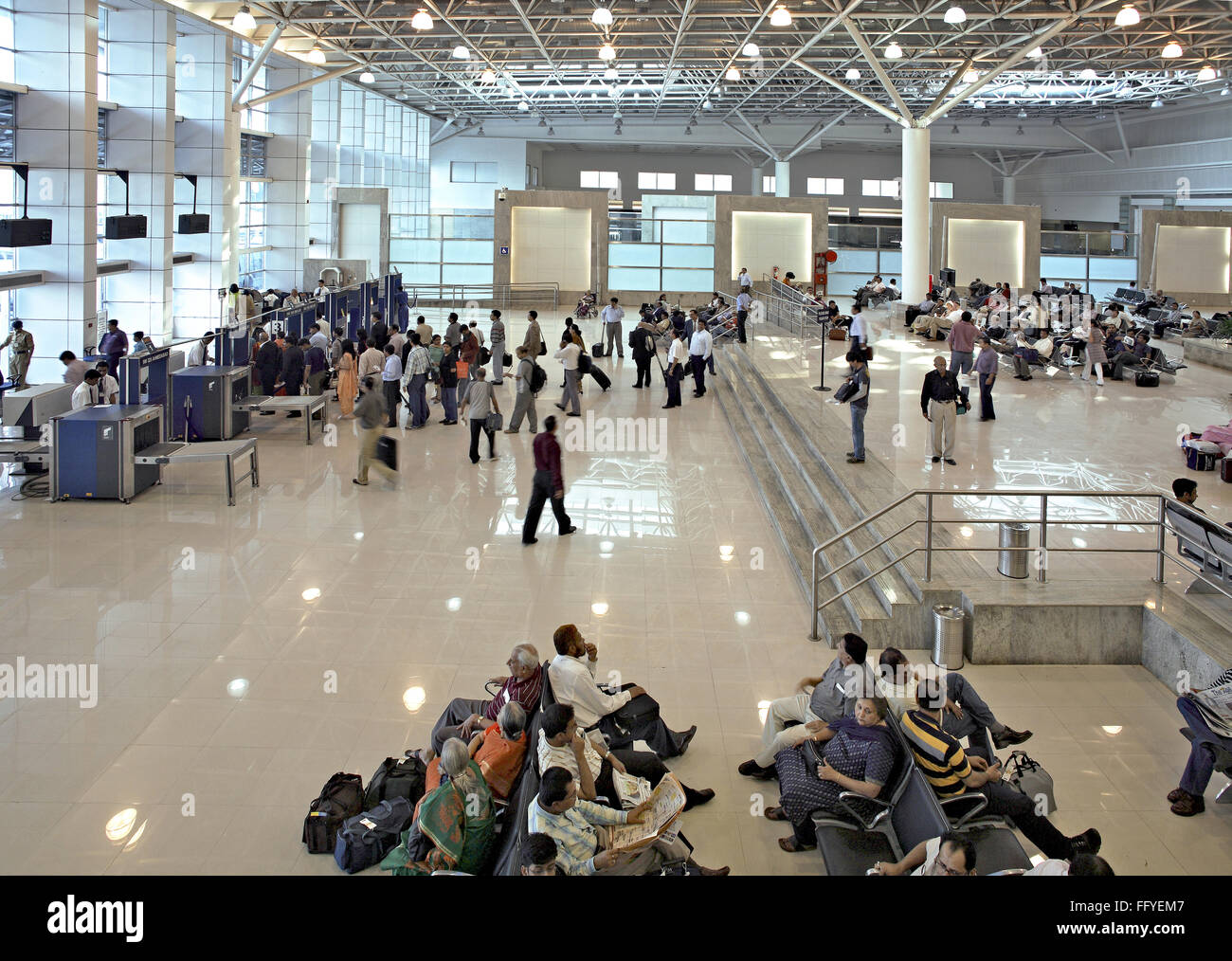 Les passagers dans le hall de l'aéroport international de Chhatrapati Shivaji ; Santacruz ; Bombay Mumbai Maharashtra ; Inde ; Banque D'Images