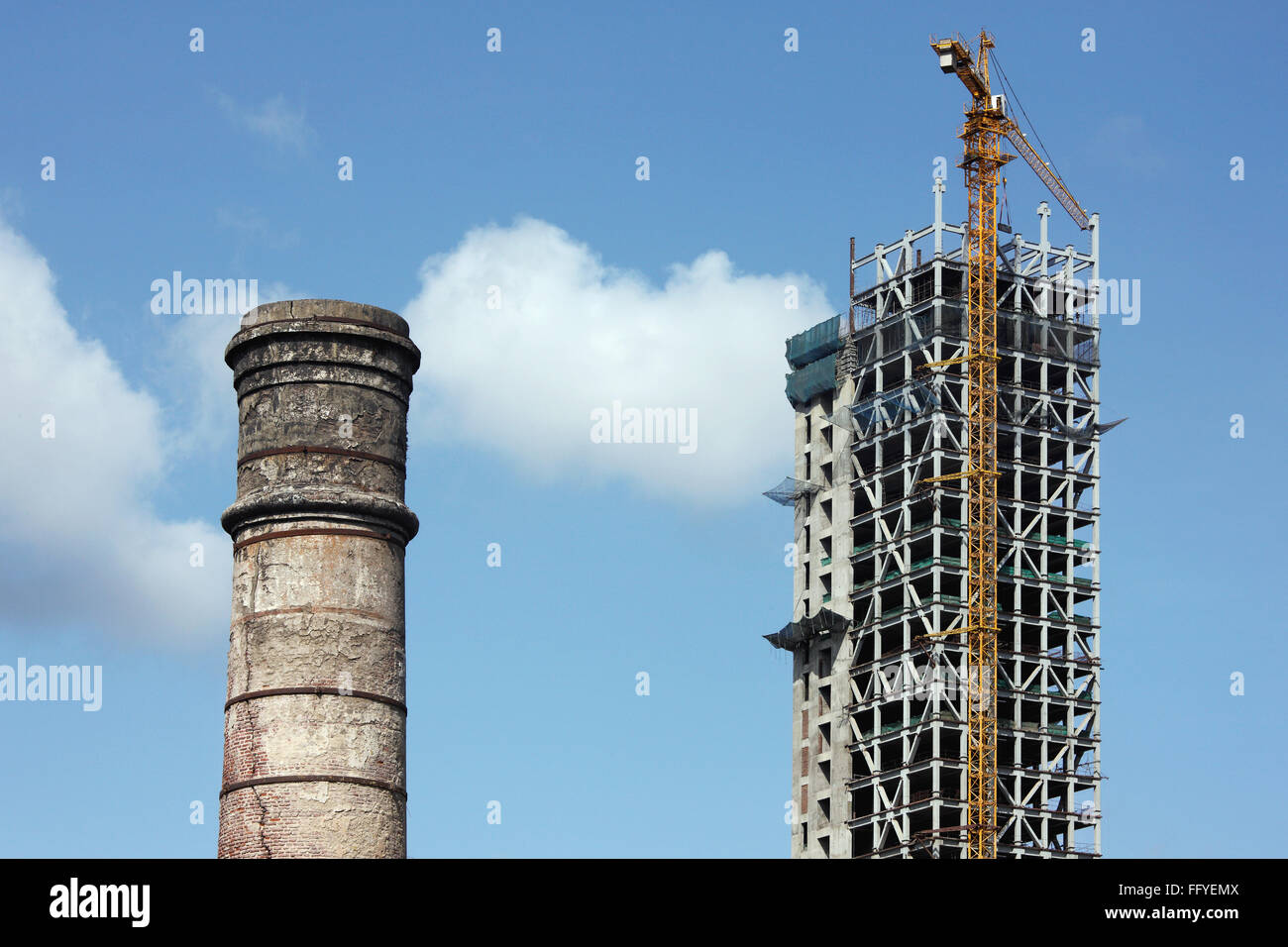 L'ancienne structure et la nouvelle construction à dadar et lower parel ; Bombay Mumbai Maharashtra ; Inde ; Banque D'Images