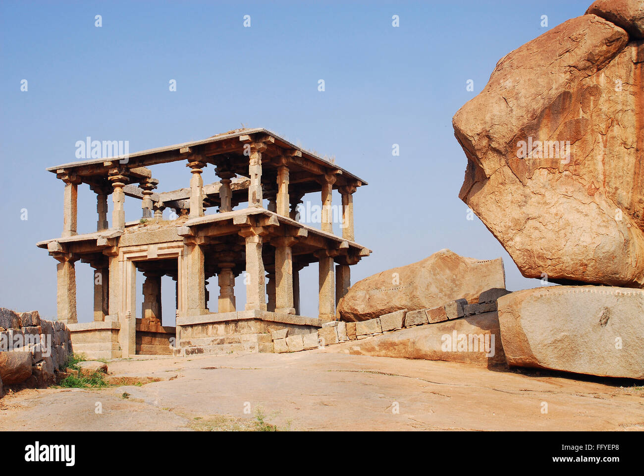 Ruines de Hampi Hemakuta hill dans à Karnataka Inde Asie Banque D'Images