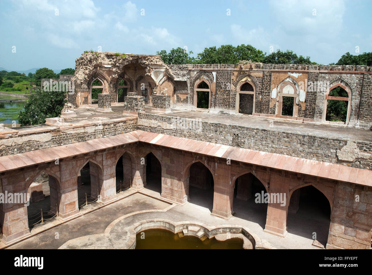 Étang tortue Jahaz Mahal à Mandu dans le Madhya Pradesh Inde Asie Banque D'Images